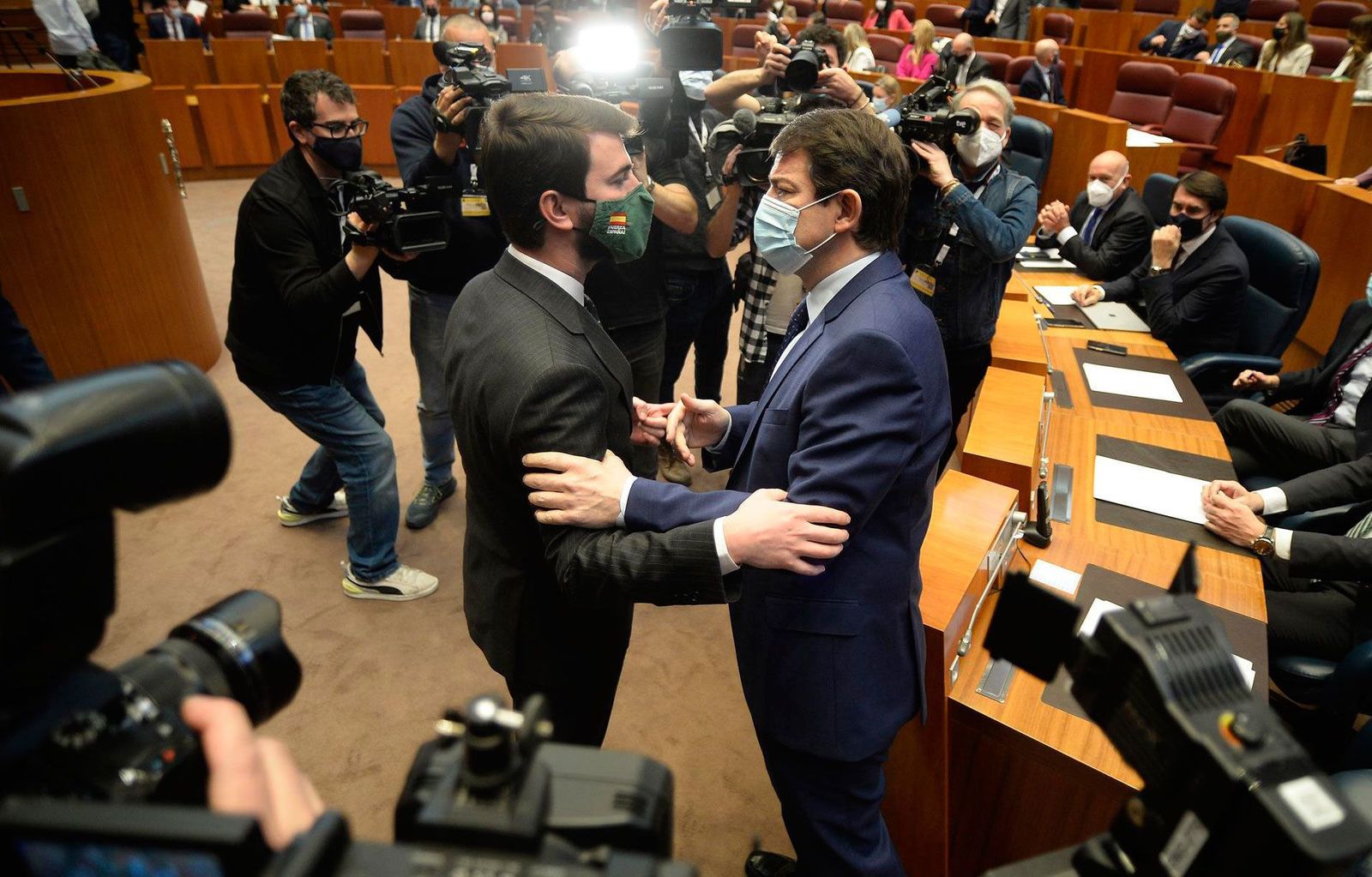 Fernandez Mañueco, investido presidente de Castilla y León con los votos del PP y Vox