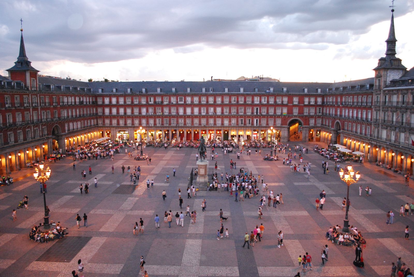 Atardecer sobre la Plaza Mayor de Madrid
