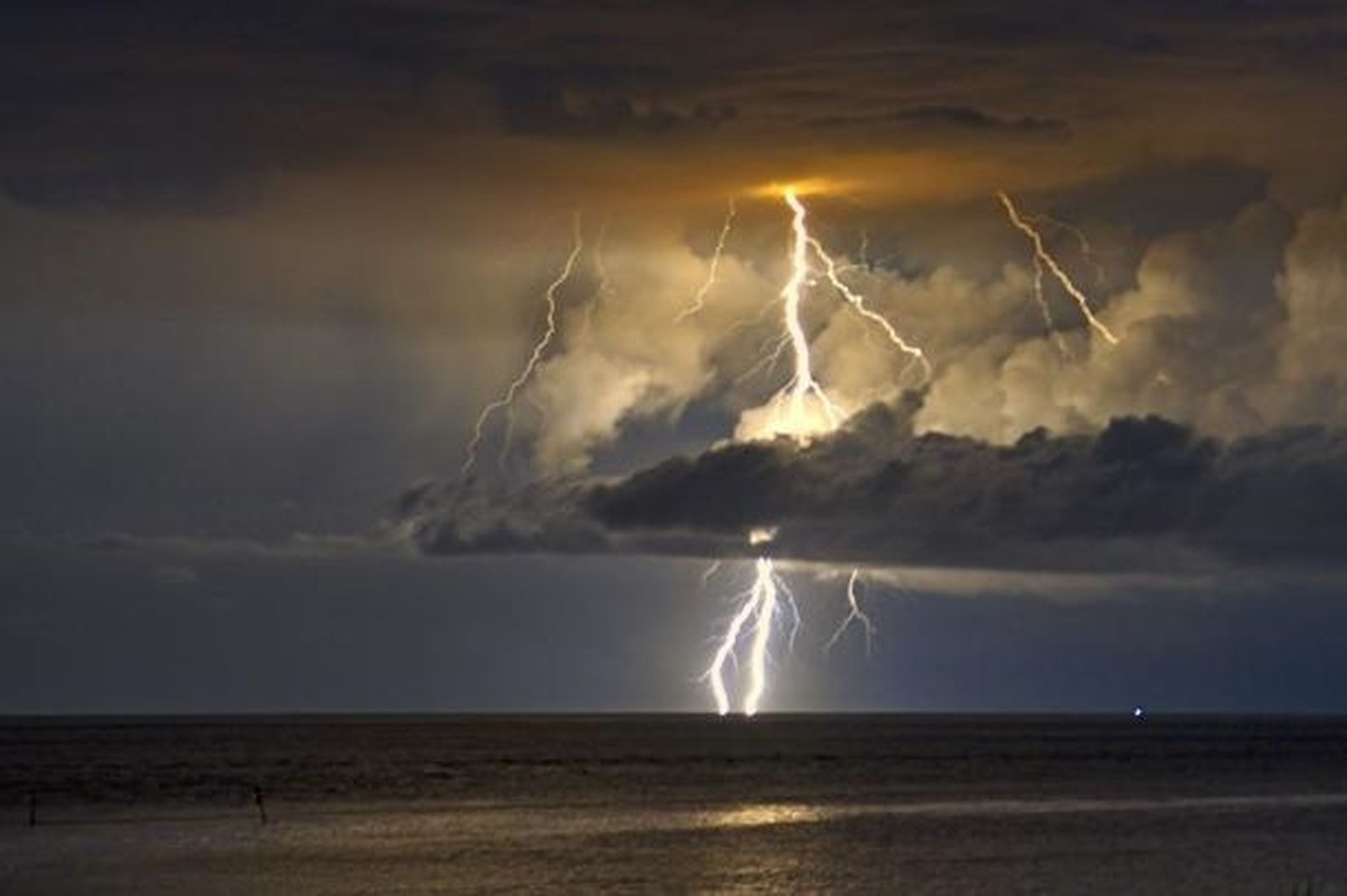 Escena de un rayo en una tormenta