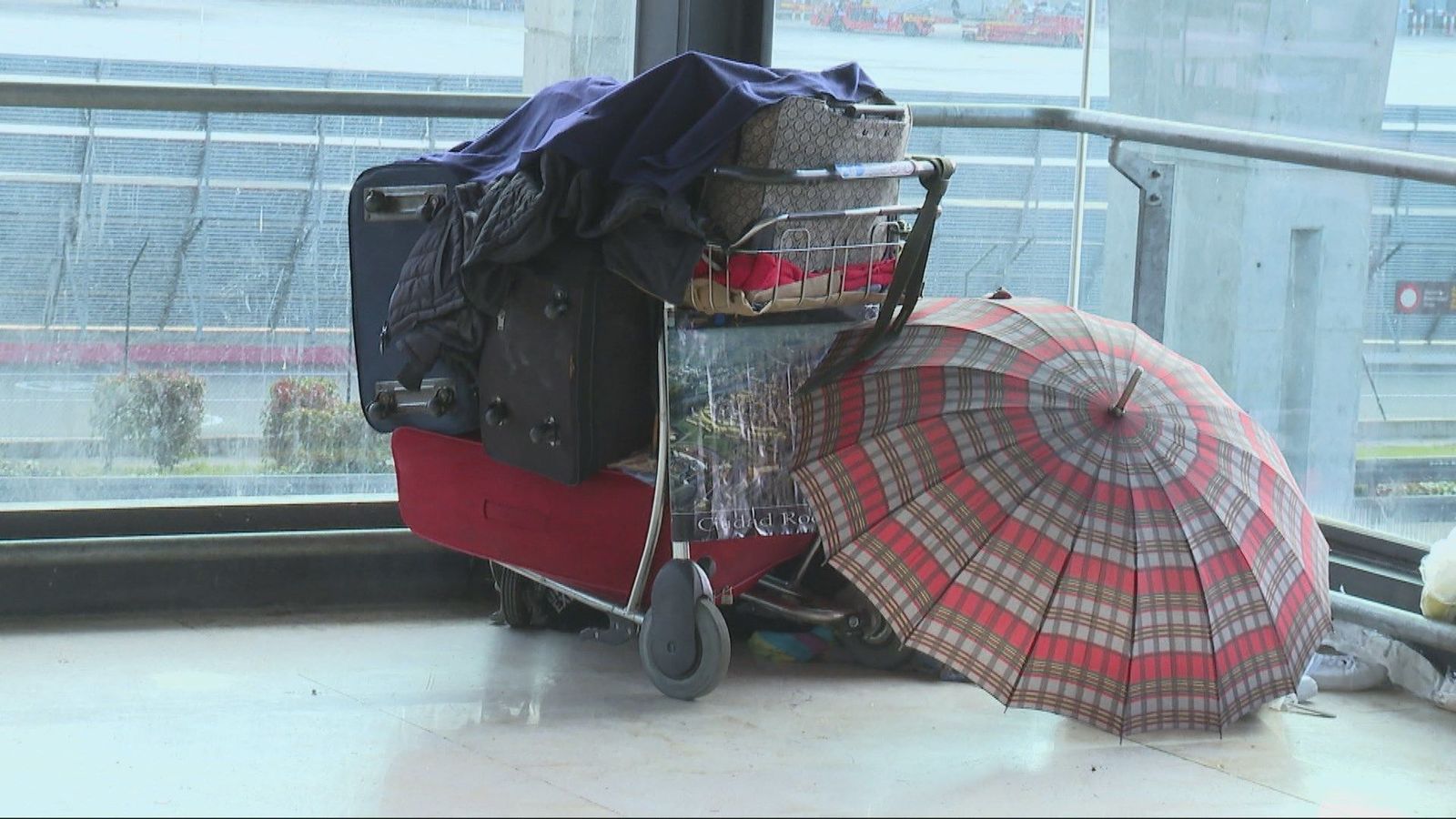 Ayuso señala a Aena por la "situación inhumana" de las personas sin hogar que pernoctan en Barajas