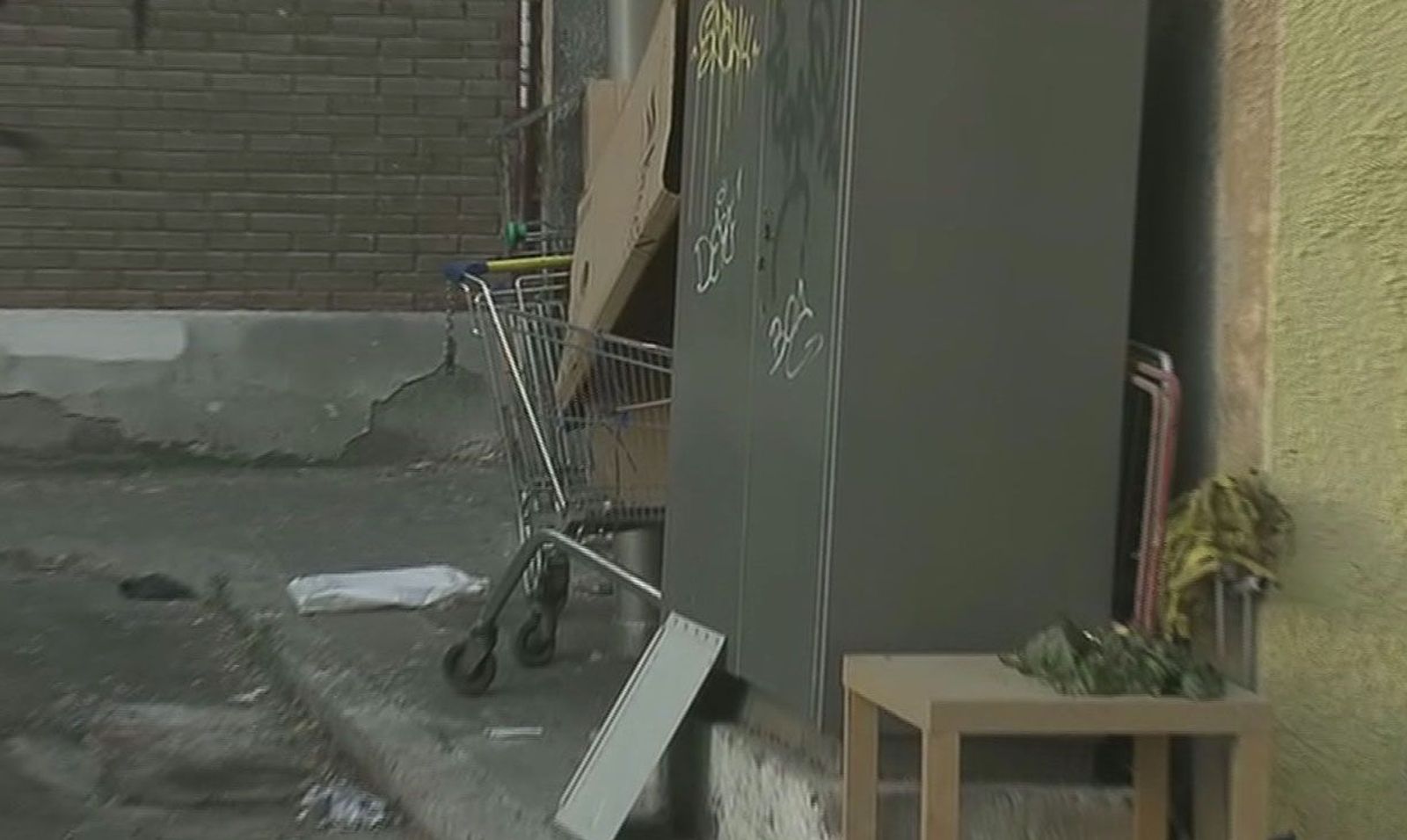 Hartos de los ruidos y la suciedad provocada por unos okupas en Puerta del Ángel