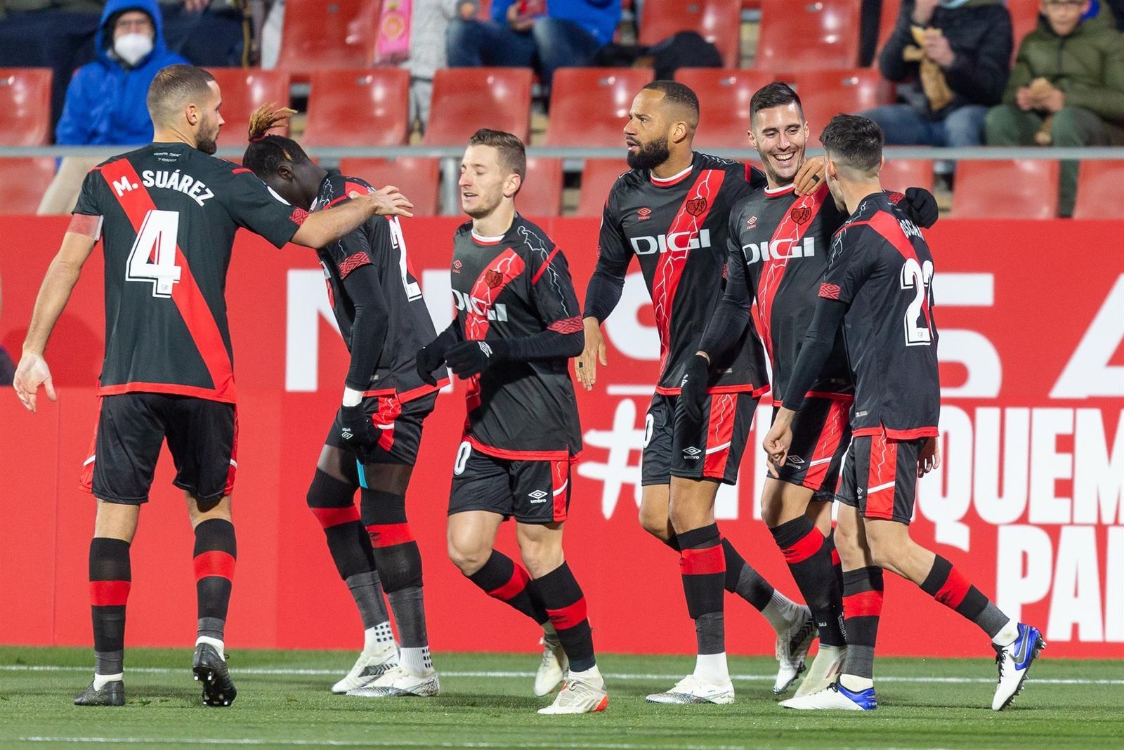 El delantero del Rayo Vallecano Sergi Guardiola celebra con sus compañeros tras marcar el 1-2