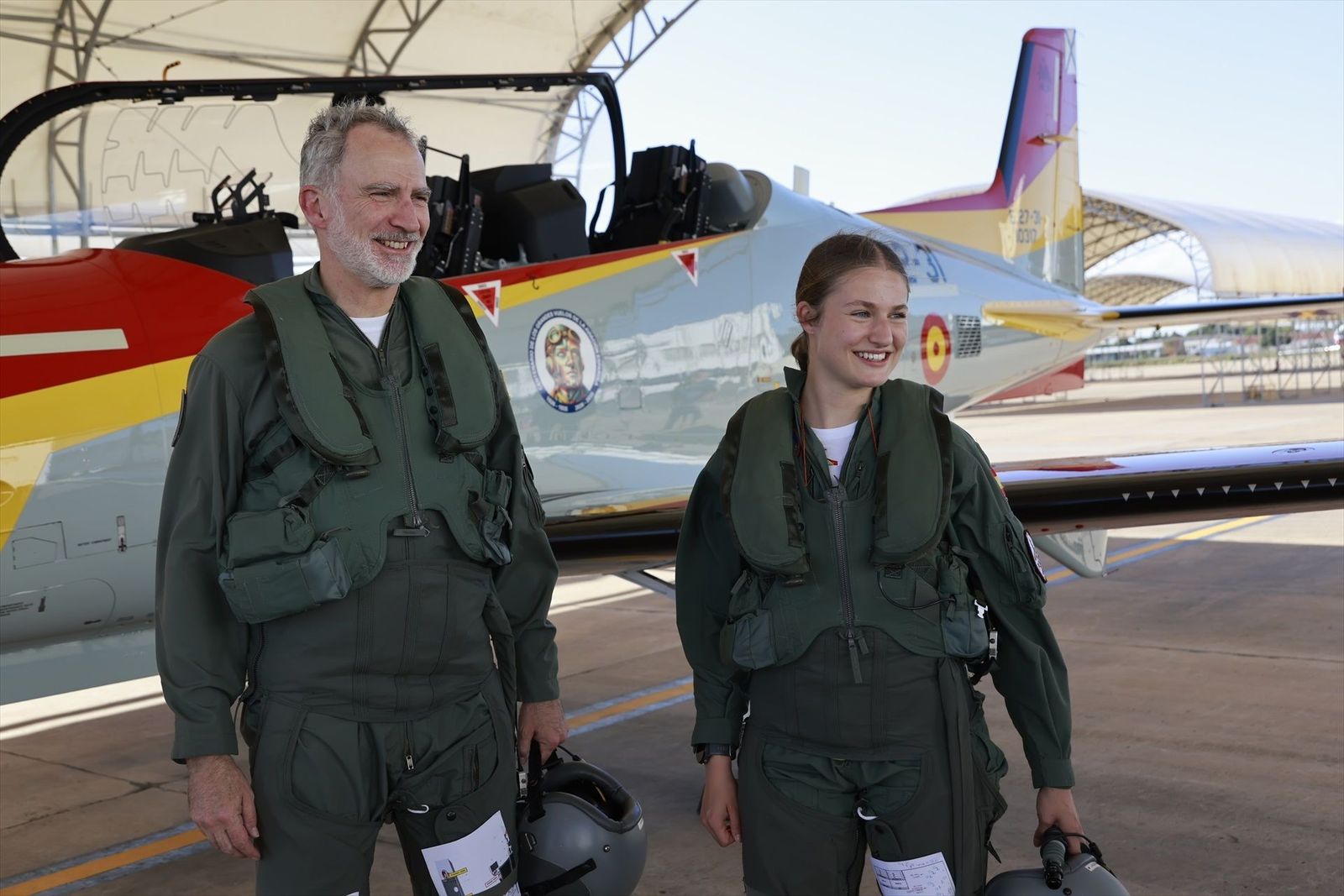 El rey Felipe VI y la princesa Leonor vuelan juntos en la Academia General del Aire en San Javier