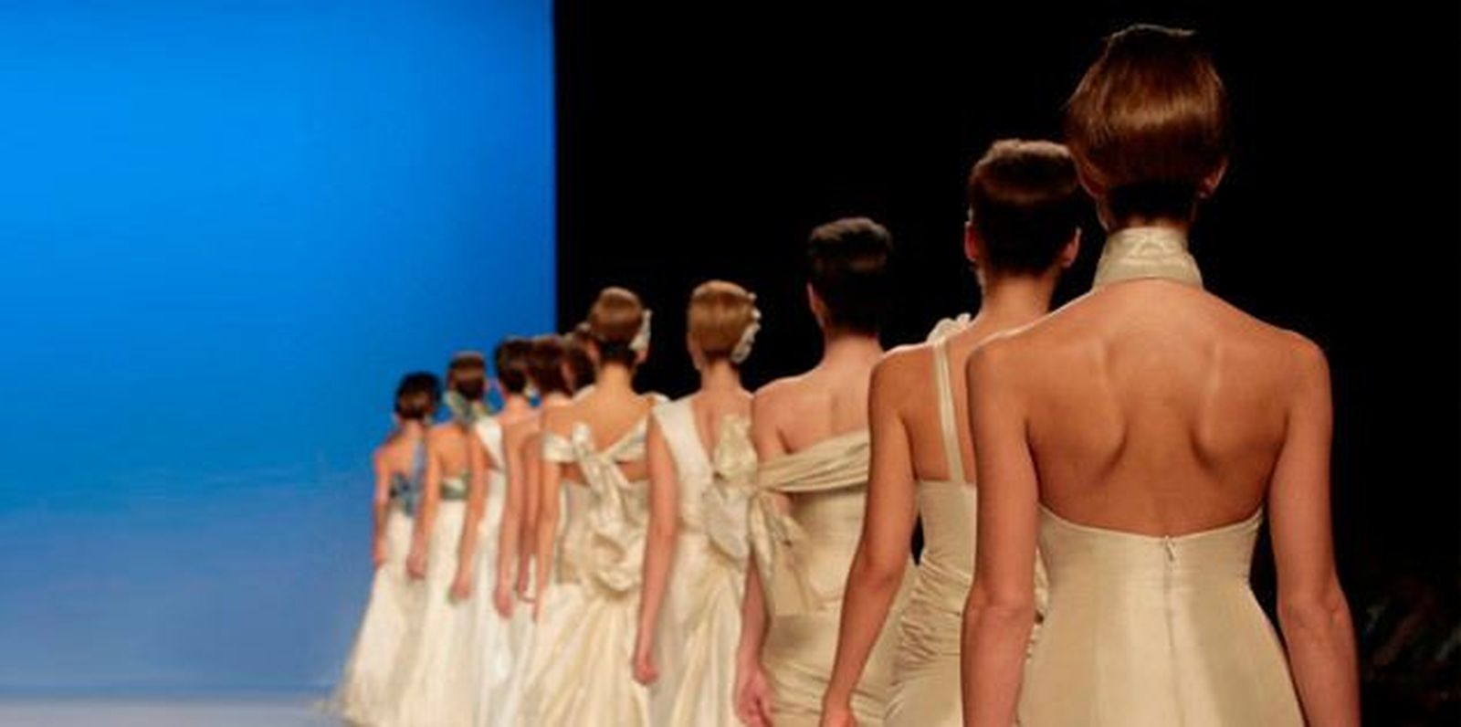 Doce diseñadores convierten la pasarela Costura España en una "gran boda"