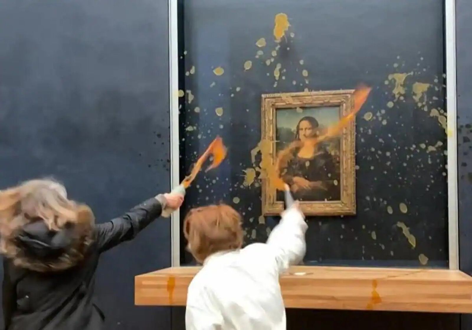 Activistas alimentarias arrojan sopa contra la 'Gioconda'  en el Museo del Louvre