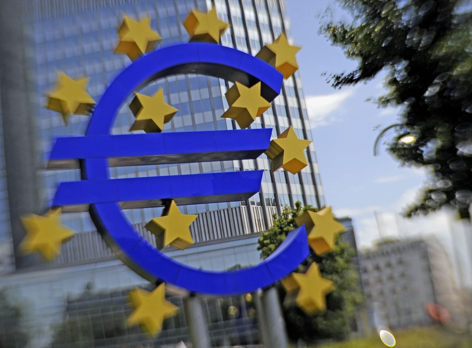 Escultura del euro frente a la sede del Banco Central Europeo