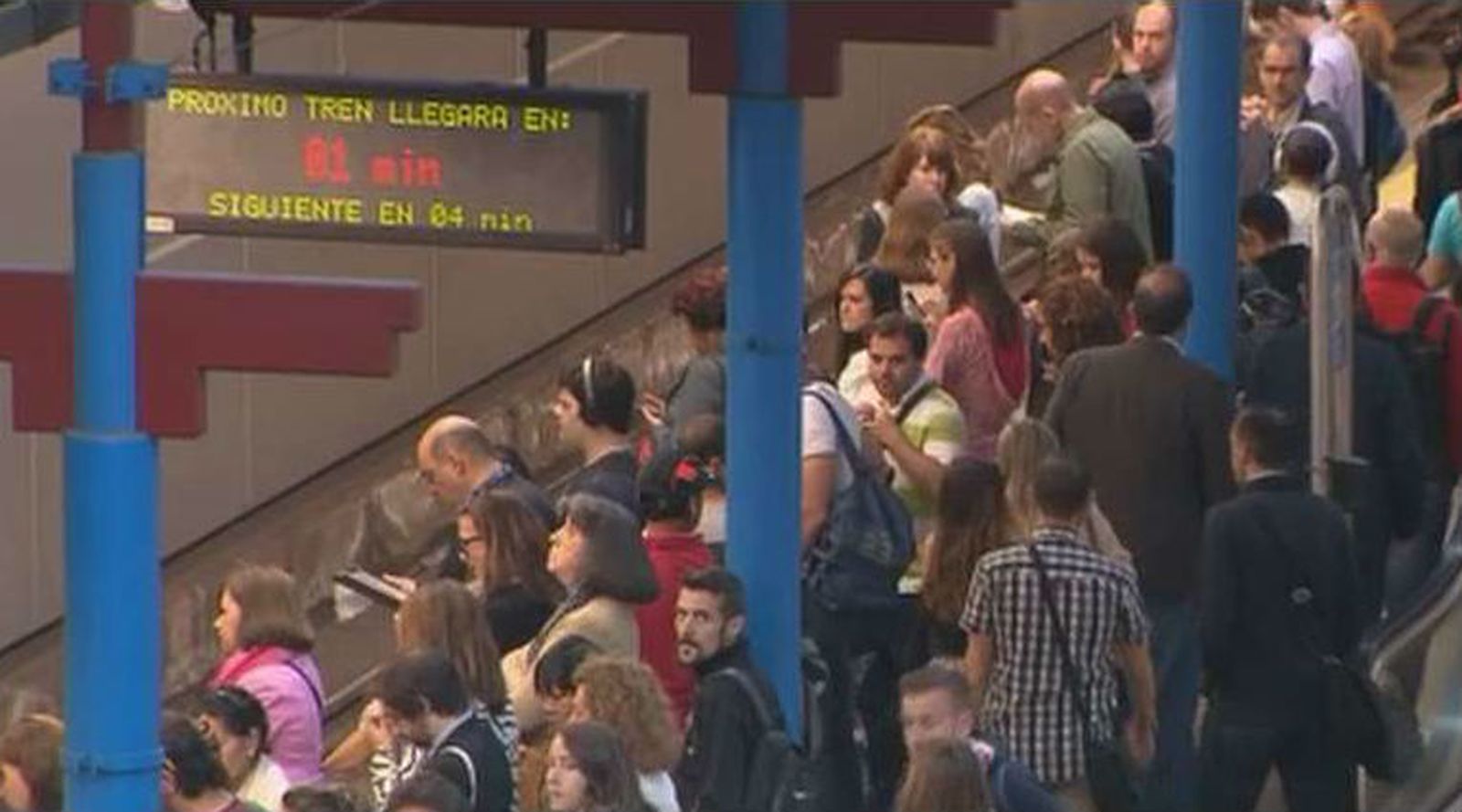 Andén de metro con pasajeos en espera
