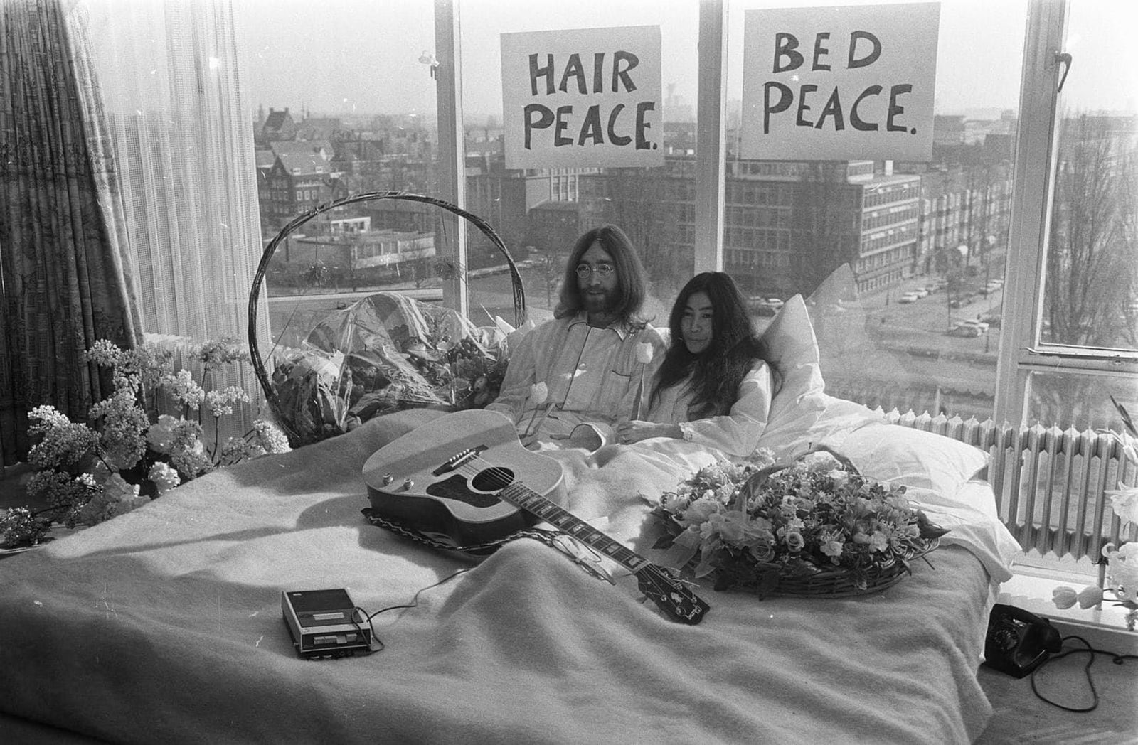50 años de la foto de cama más famosa de la historia