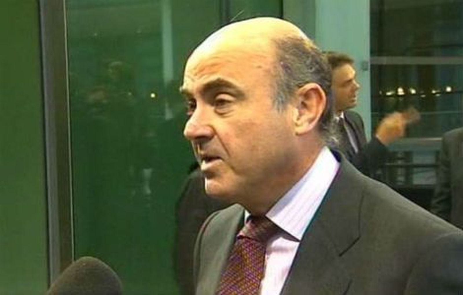 De Guindos dice que el Gobierno trabaja para evitar las proyecciones del FMI