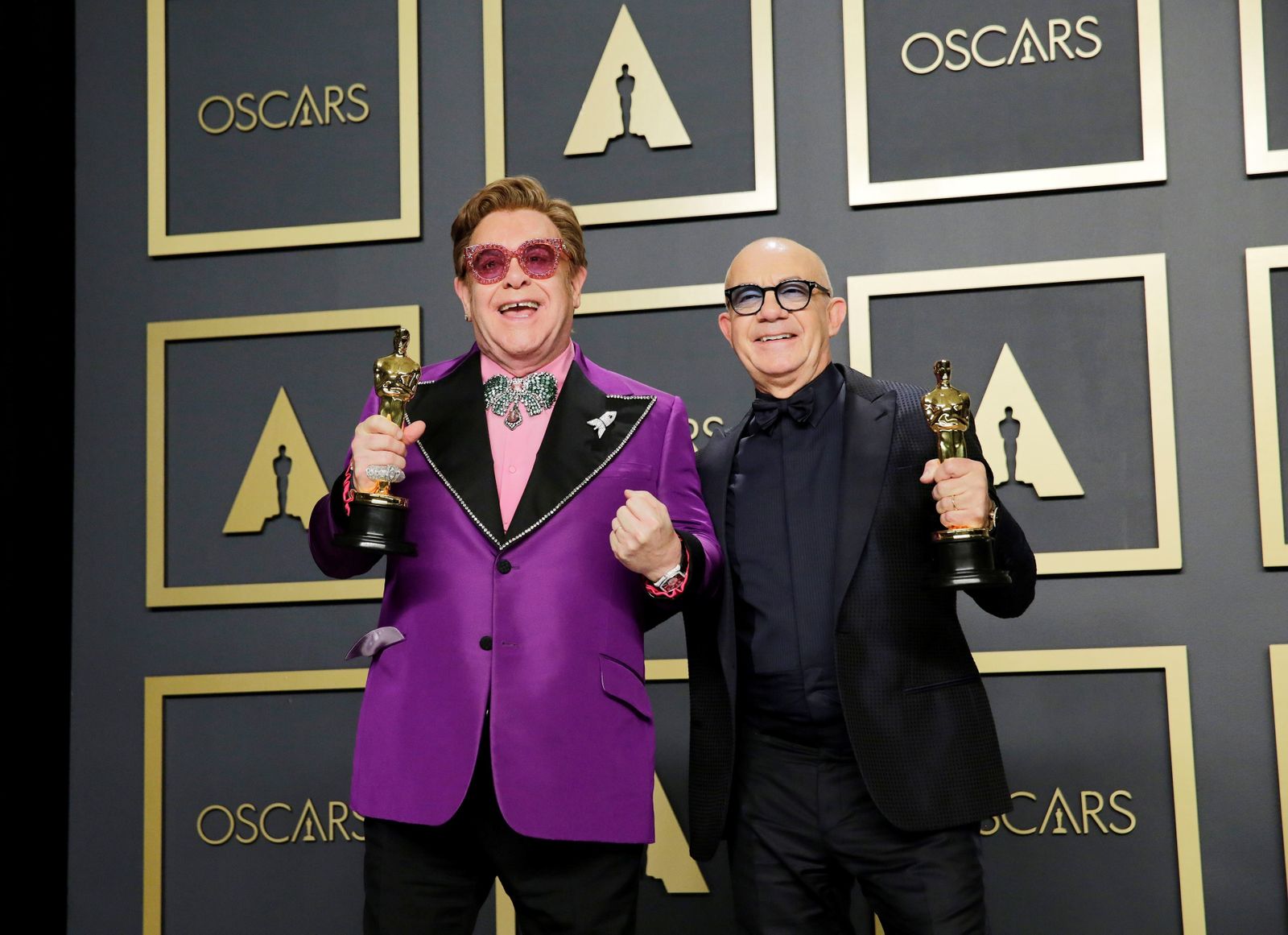 Sir Elton John y Bernie Taupin posan con su Oscar a mejor canción original