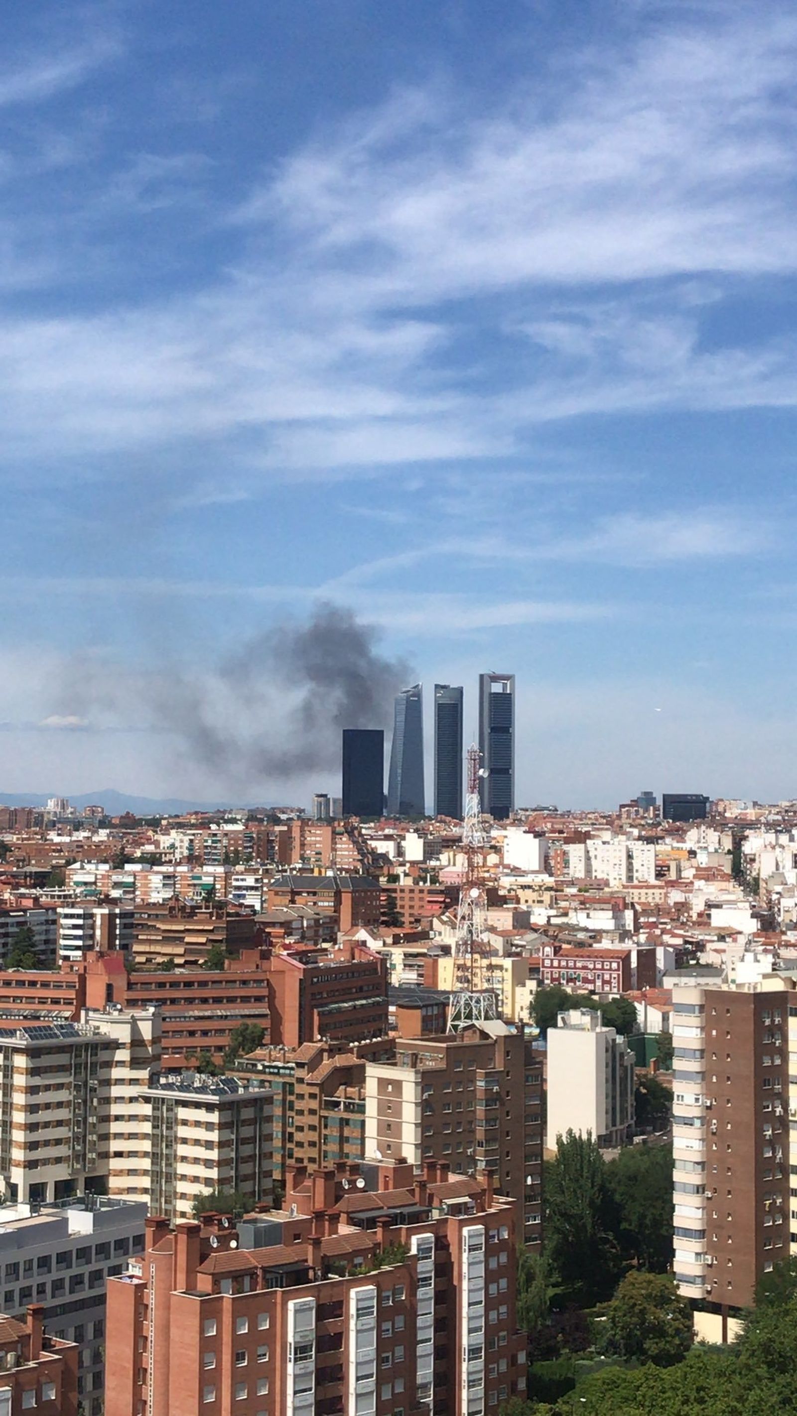 Columna de humo provocada por un incendio al norte de Madrid