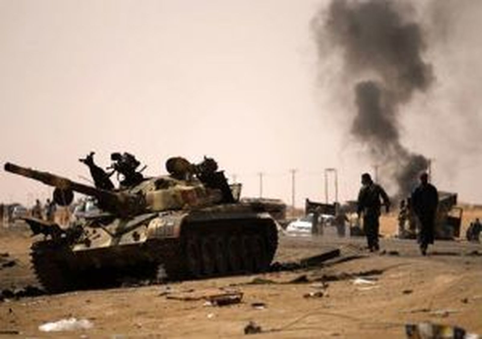 Los rebeldes encuentran resistencia de los gadafistas al suroeste de Sirte, en manos del coronel