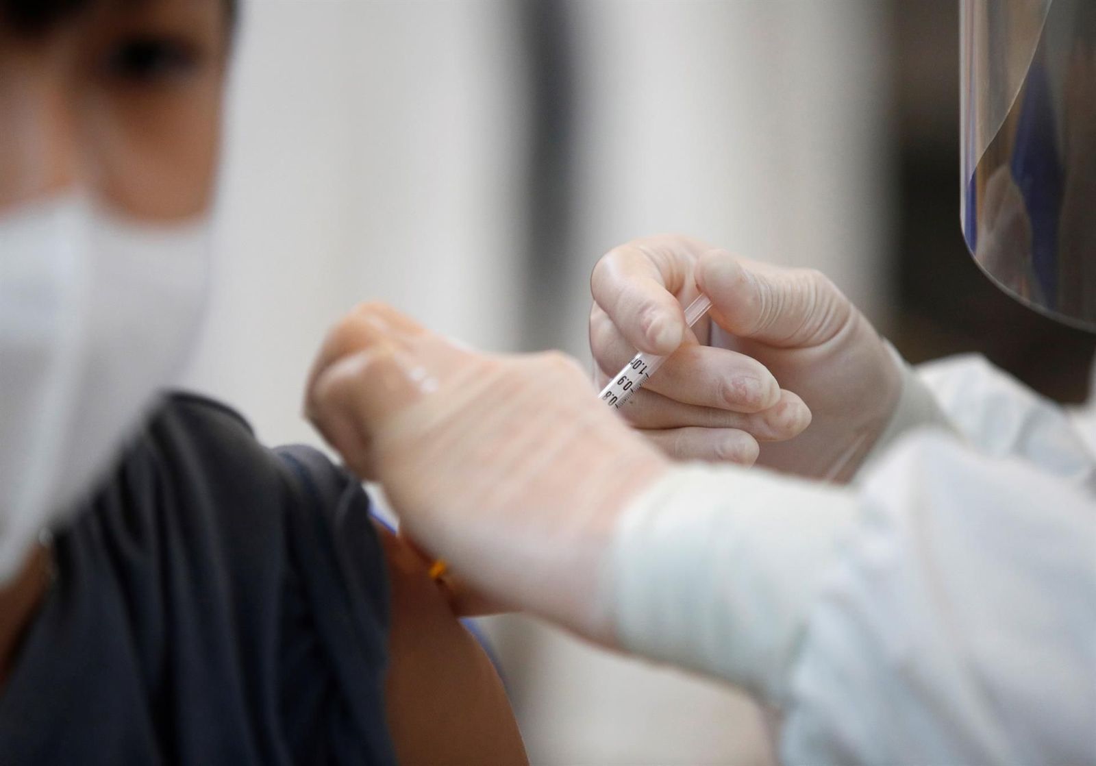 Pfizer confirma que su vacuna muestra una fuerte respuesta y es segura en niños de 5 a 11 años