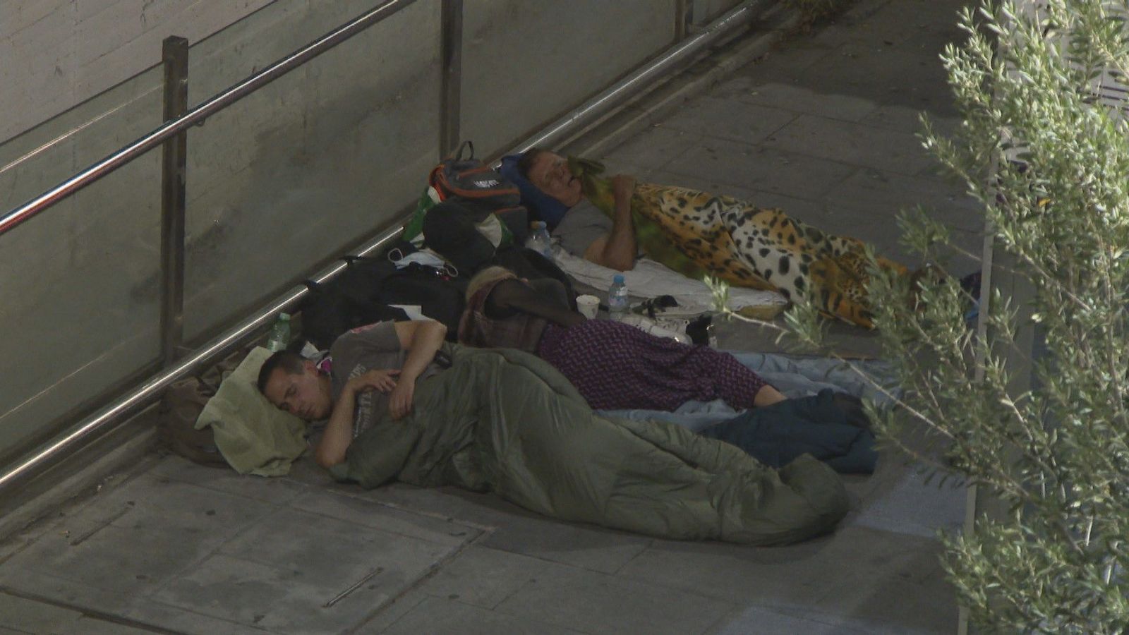 Los ‘sintecho’ del aeropuerto duermen en un pequeño campamento en la T1