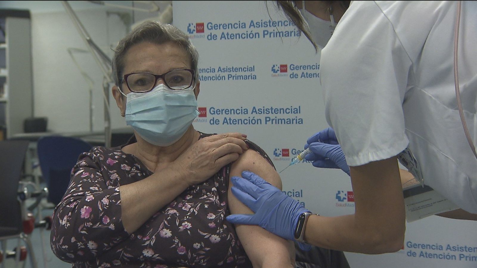 Comienza el 'doble pinchazo' contra la gripe y la Covid a mayores de 70 años