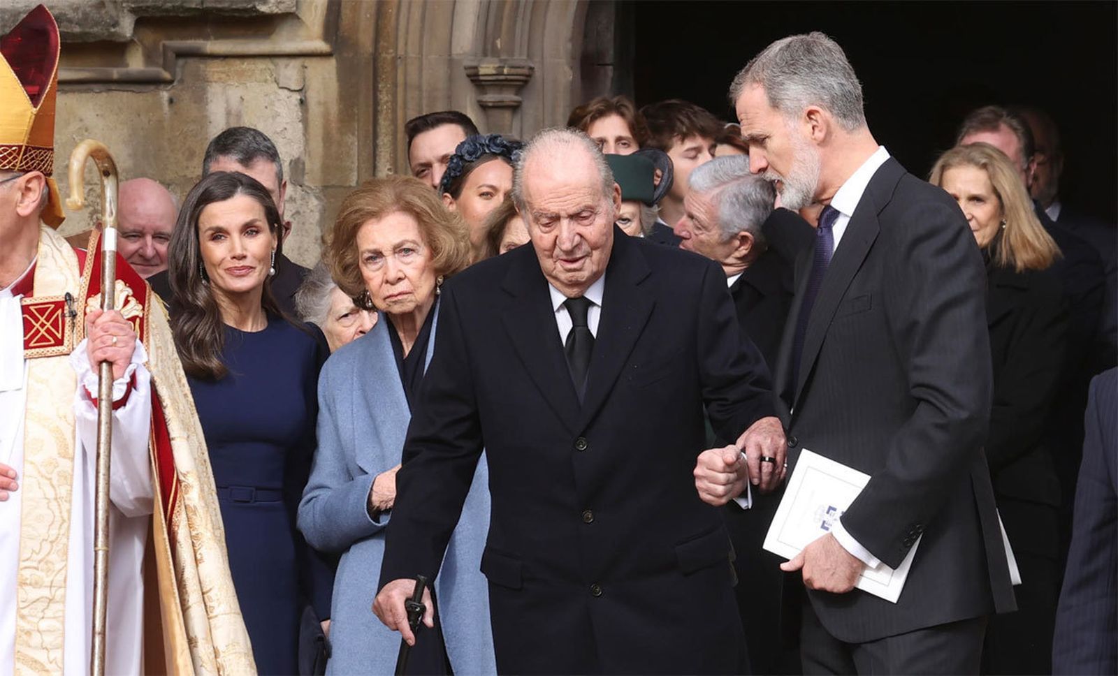 El emérito sale del brazo de Felipe VI tras  la misa por el rey Constantino