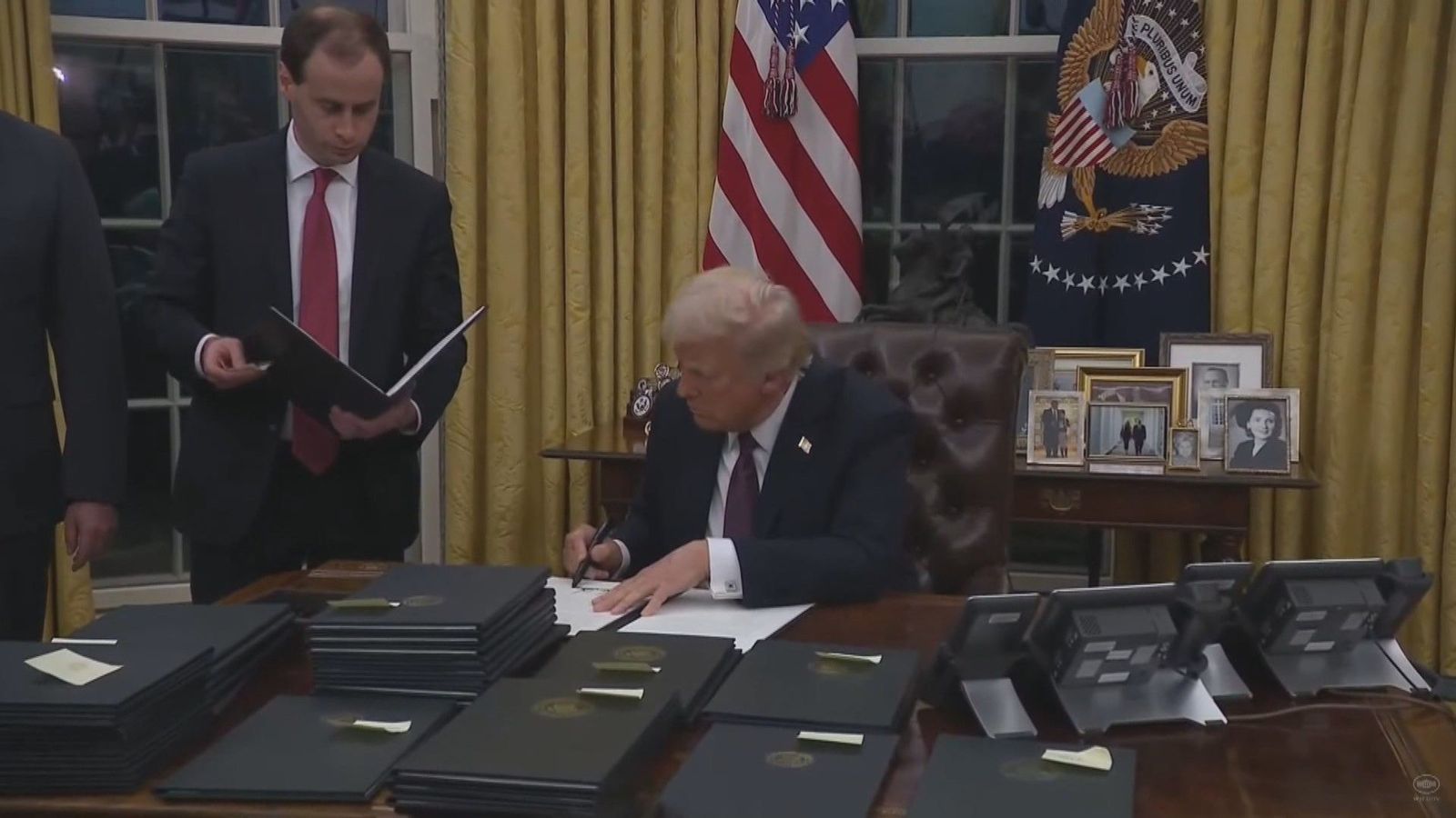 Donald Trump firma más de un centenar de decretos para borrar de un plumazo la era Biden