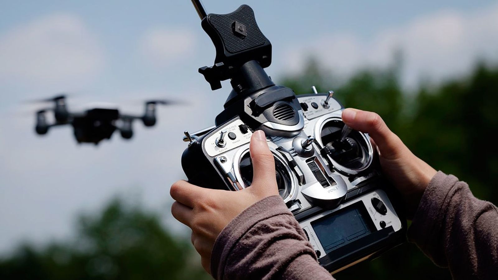 Una persona maneja su dron