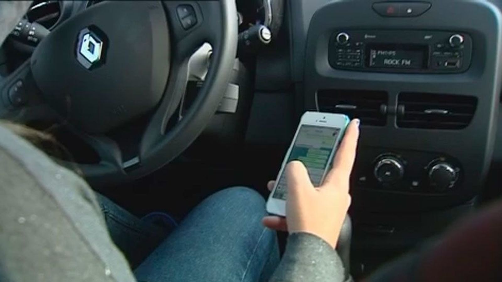 Usar el móvil cuando se conduce multiplica el riesgo de accidentes