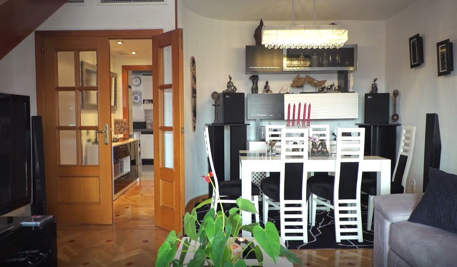 El salón tiene sus colores favoritos: el negro, el gris y el blanco.