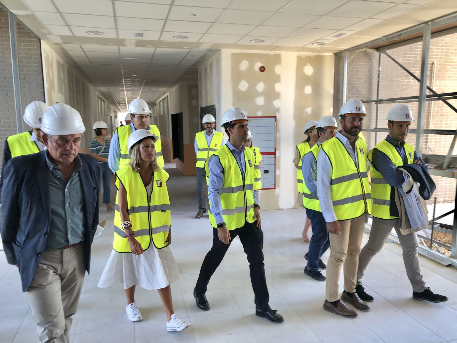 En el centro de la imagen, el consejero de Educación, Ciencia y Universidades de la Comunidad de Madrid, Emilio Viciana, visita las obras en el IES Gloria Fuertes de Alcobendas