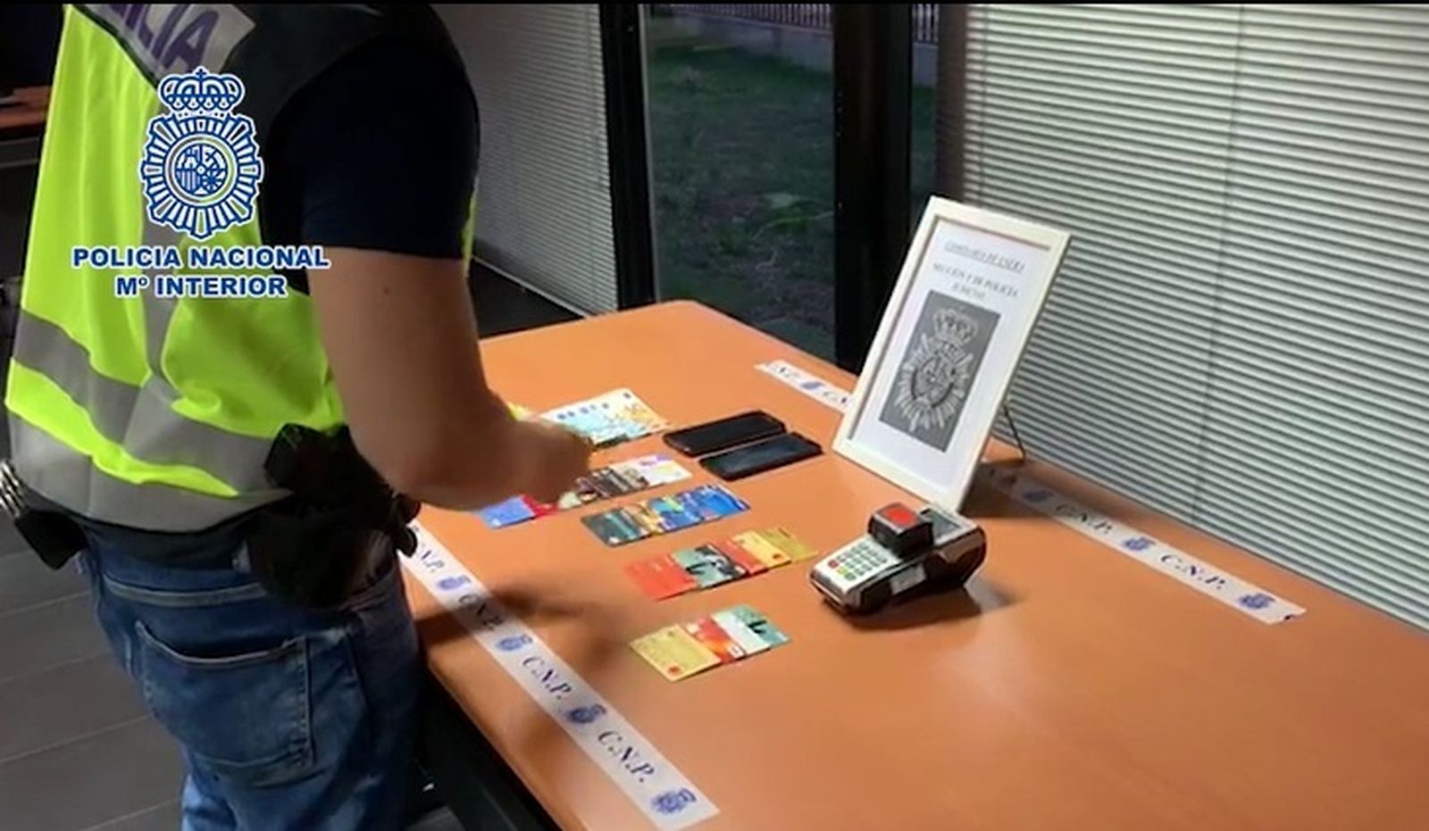 Tarjetas incautadas tras la detención del taxista