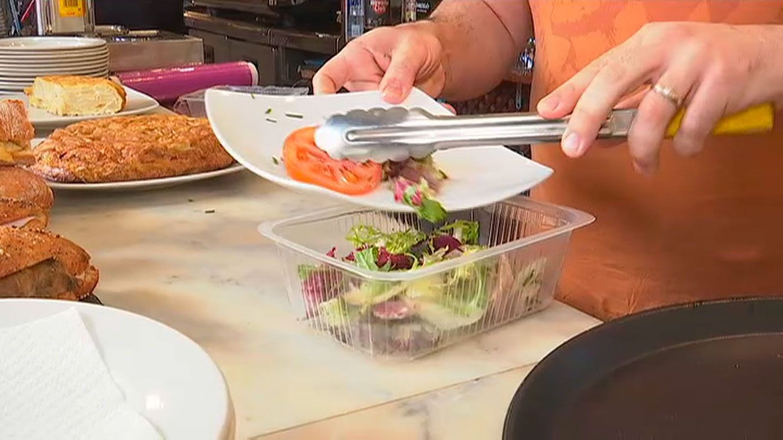 En Cataluña será obligatorio entregar al cliente las sobras de la comida en un tupper