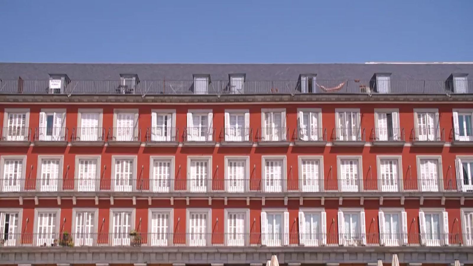 En una de estas casas, en plena plaza Mayor, vive José Carlos con sus dos hijos.