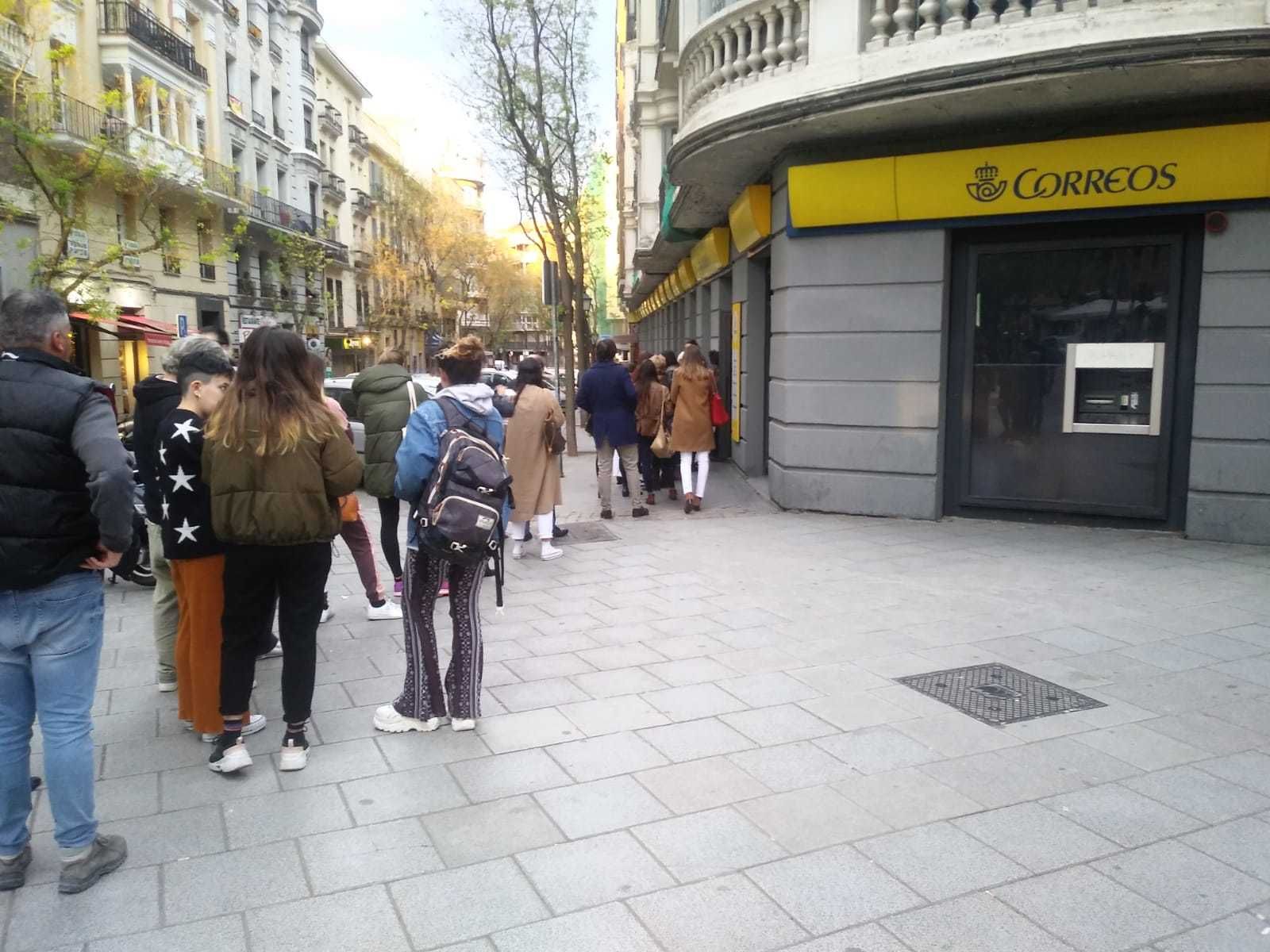 Colas en una oficina de  Correos para realizar las votaciones