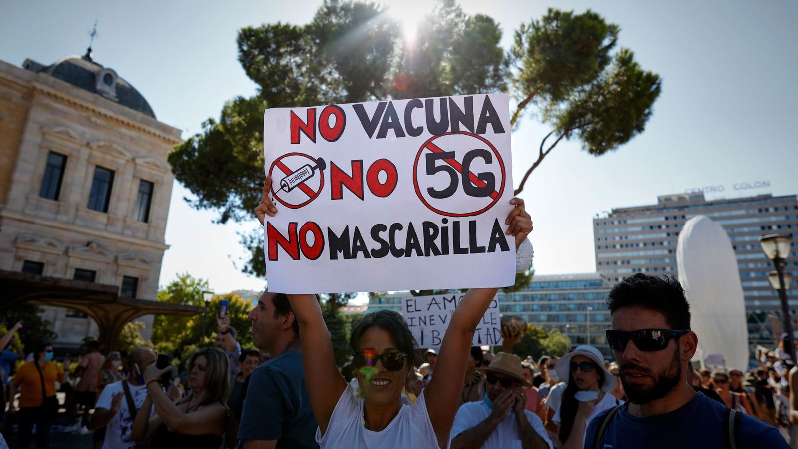 Manifestantes contra el uso obligatorio de mascarillas en la plaza de Colón de Madrid