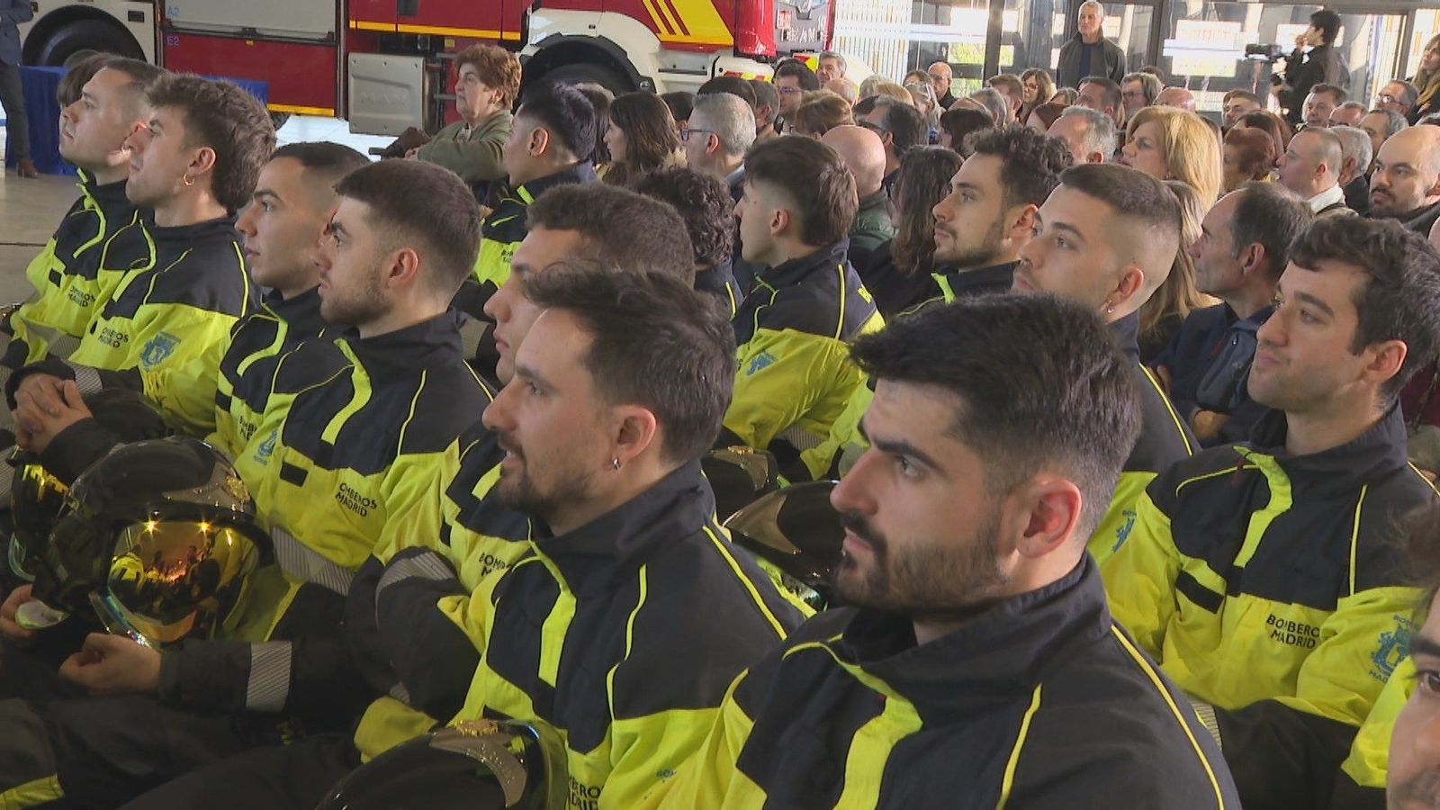 Almeida recibe a los nuevos 127 bomberos del Ayuntamiento de Madrid