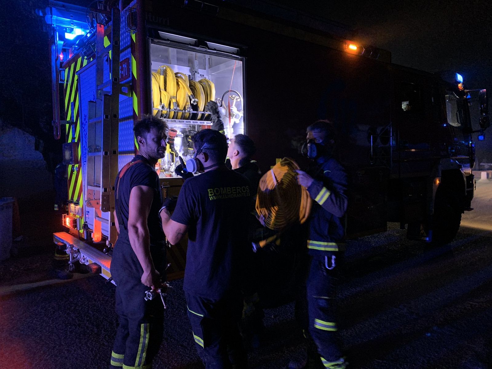 Bomberos de Madrid trabajan en un incendio en la Cañada Real