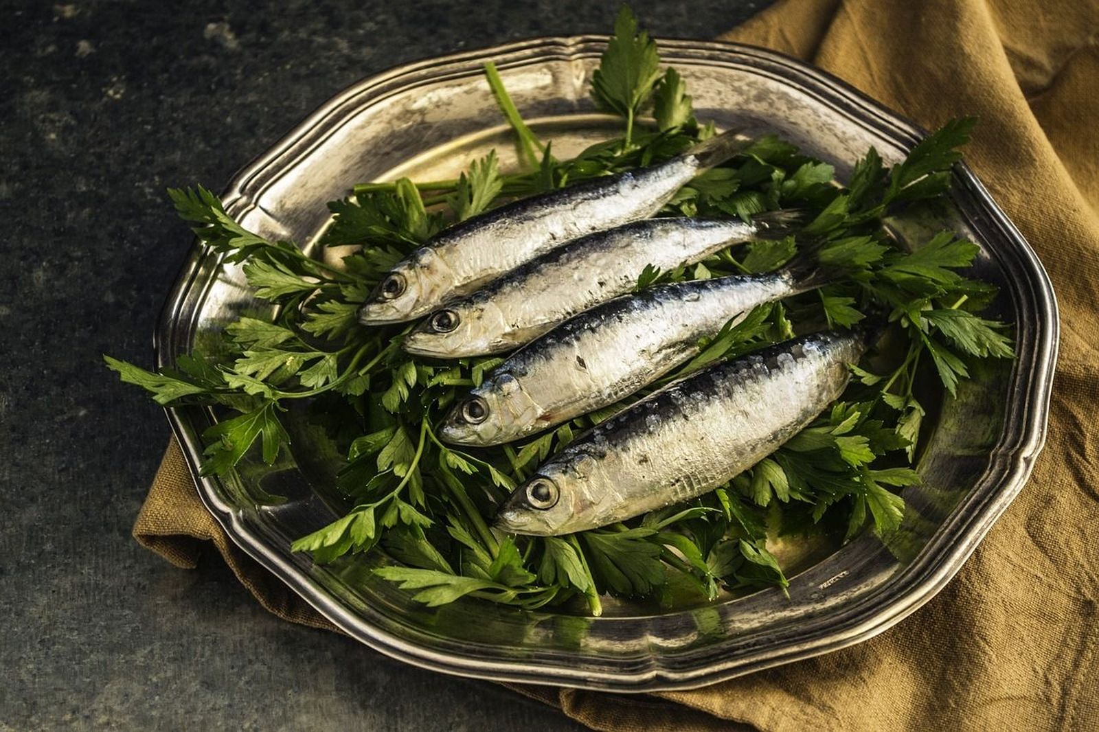 Cambiar la carne roja por pescados como las sardinas podría evitar hasta 750.000 muertes en 2050, según un estudio