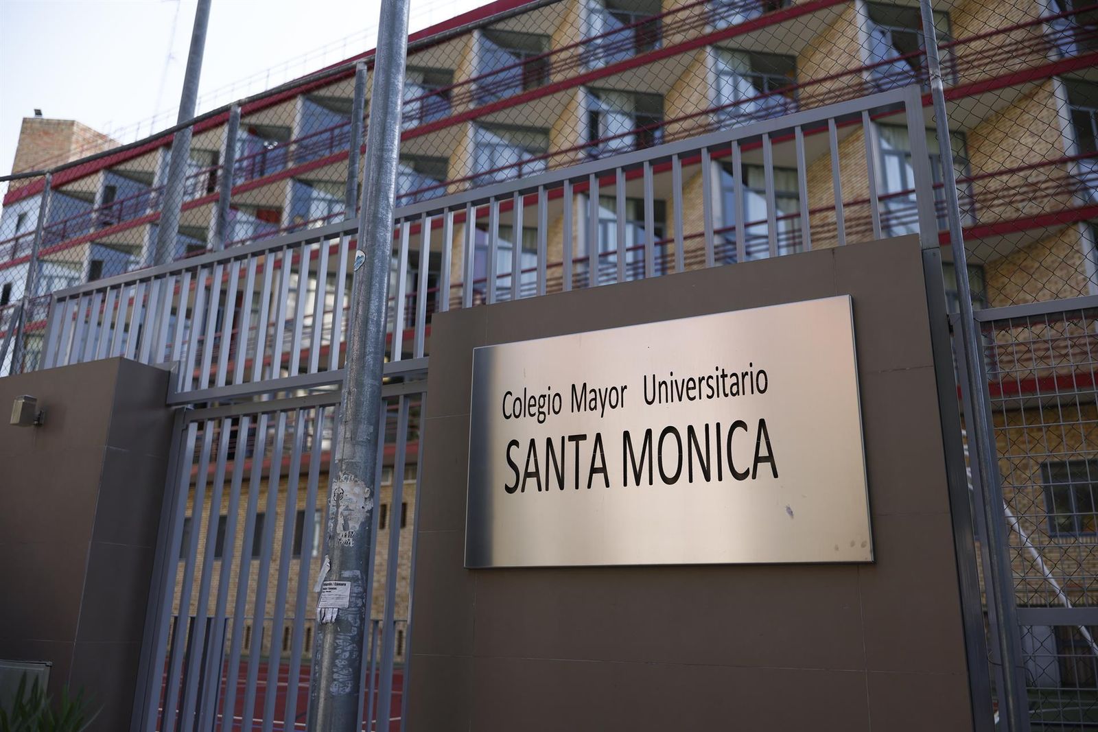 Fachada del Colegio Mayor femenino Santa Mónica de Madrid.