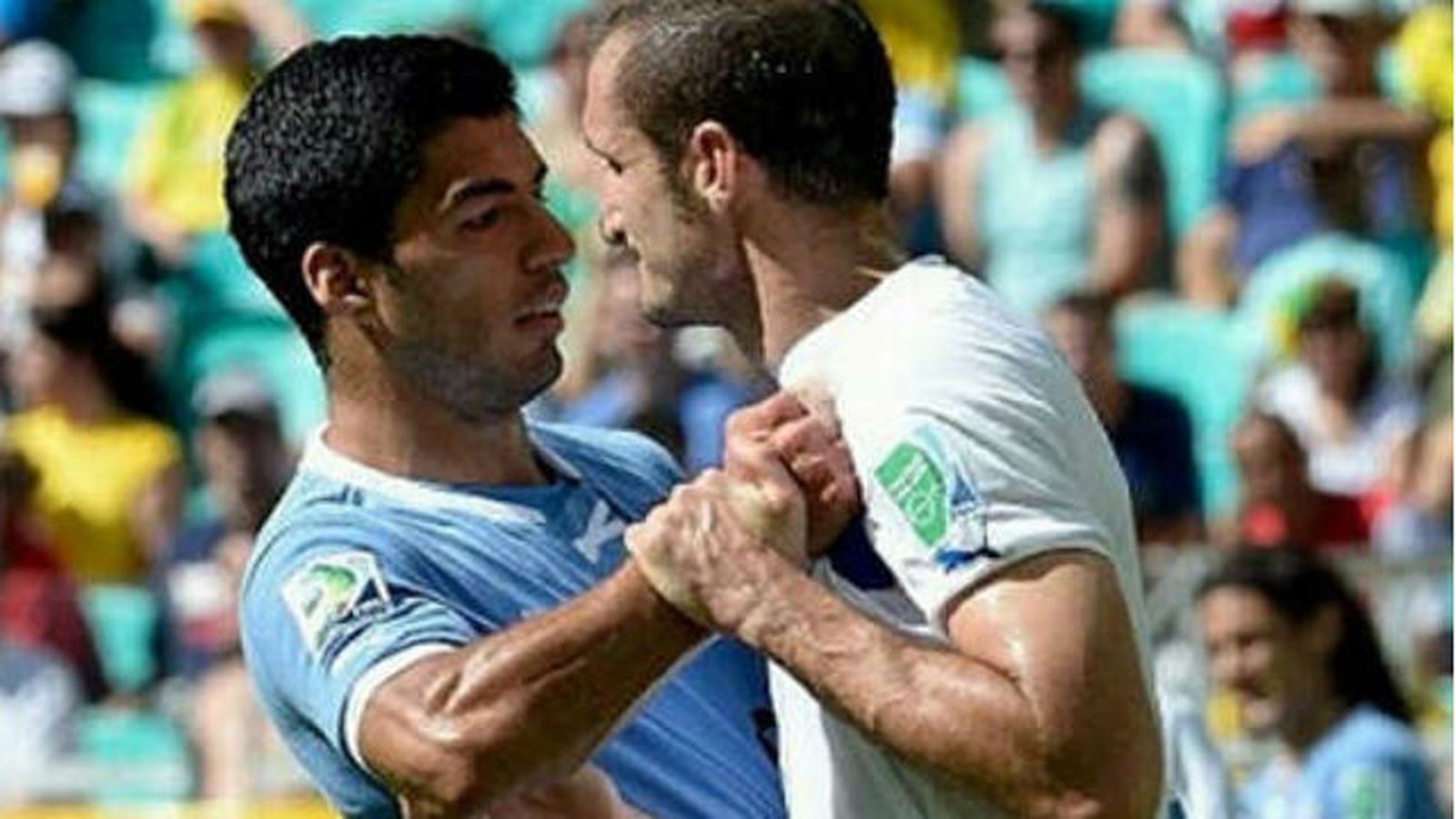 Luis Suárez y Chiellini
