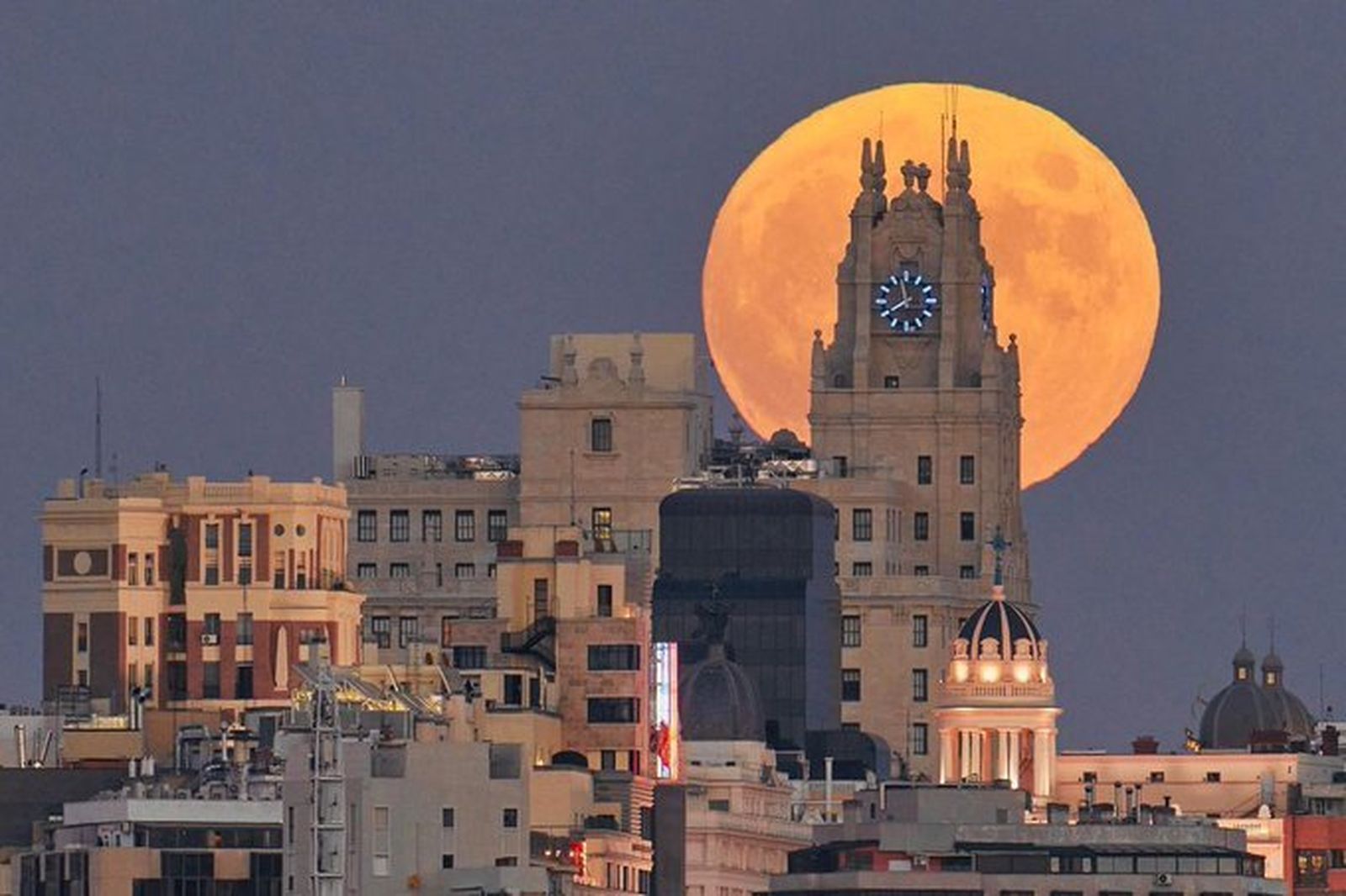 La 'Luna del cazador' sobre Madrid