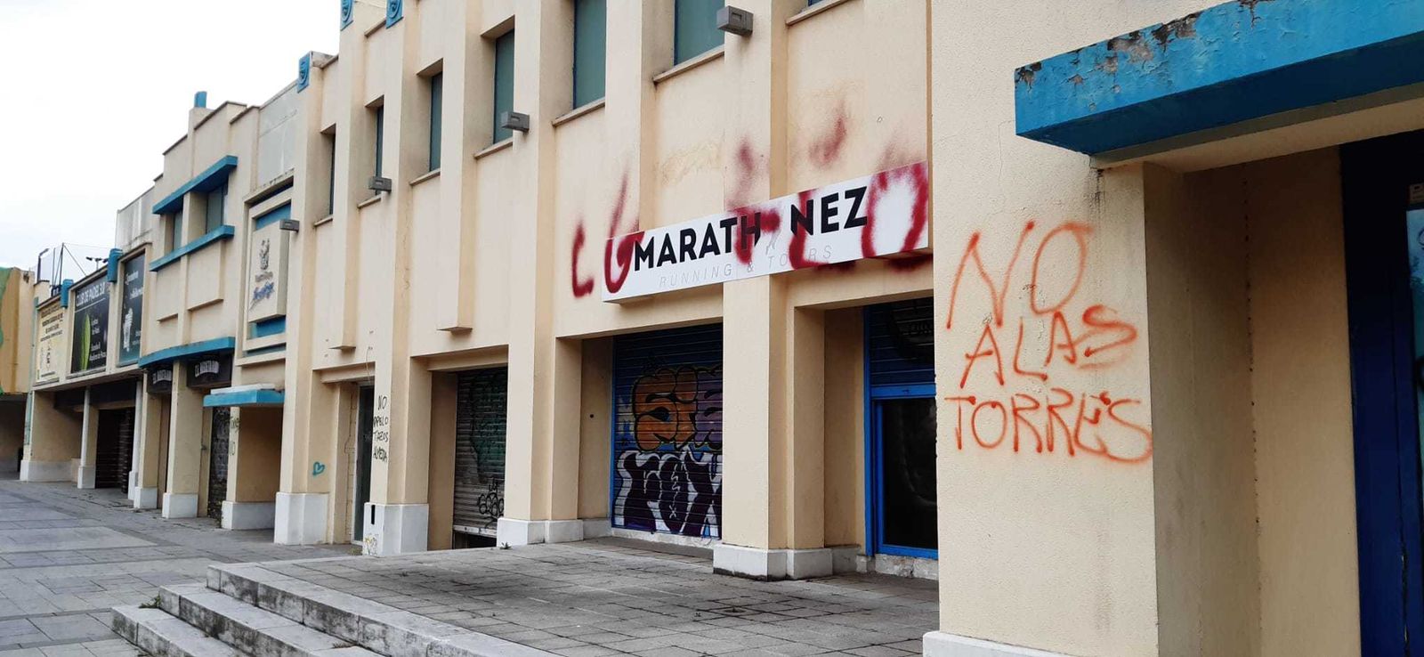 Exterior del centro comercial Arte Decó en el Paseo de la Ermita del Santo