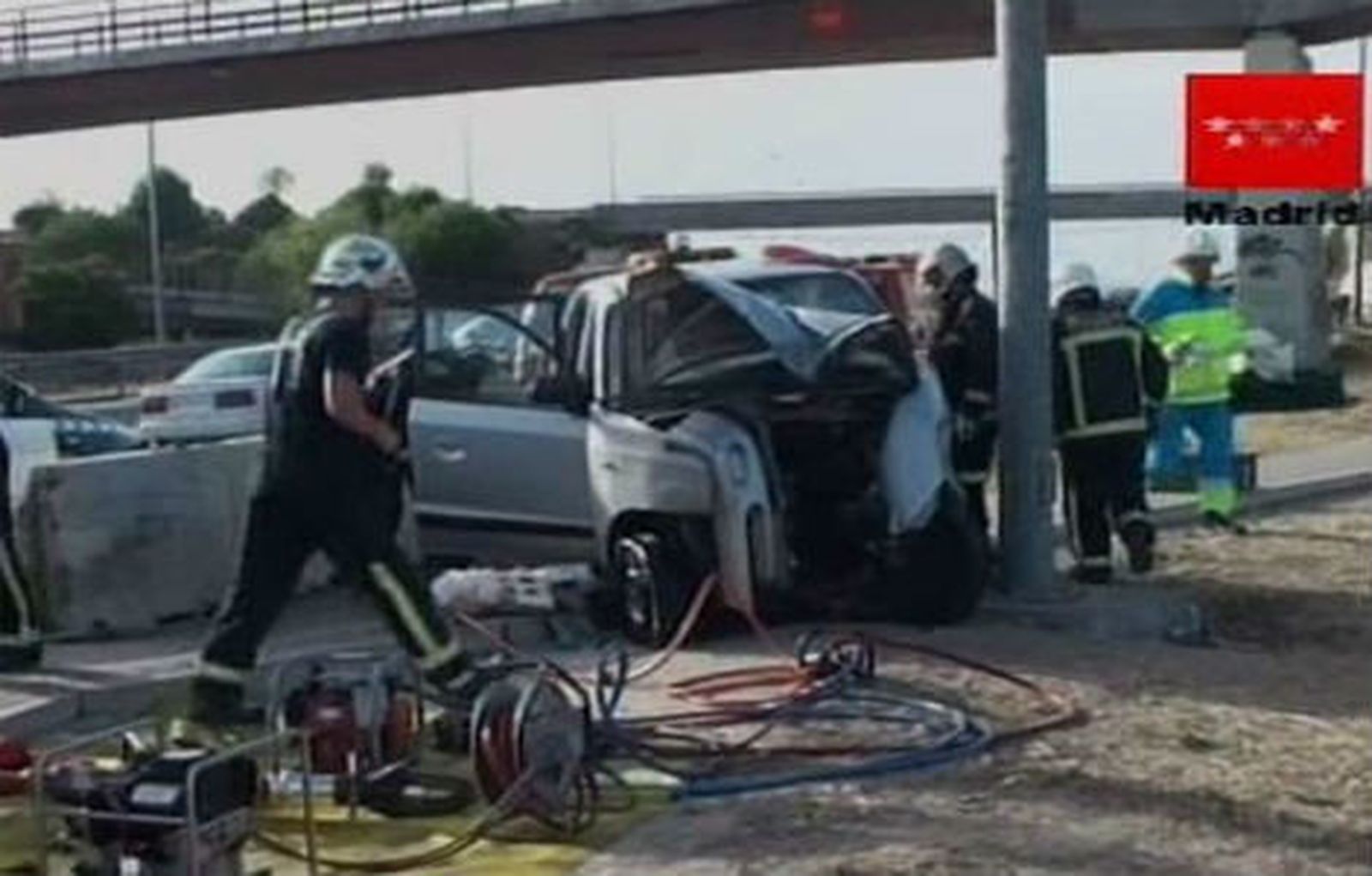 Herida grave una conductora tras salirse de la vía y chocar contra un muro de hormigón