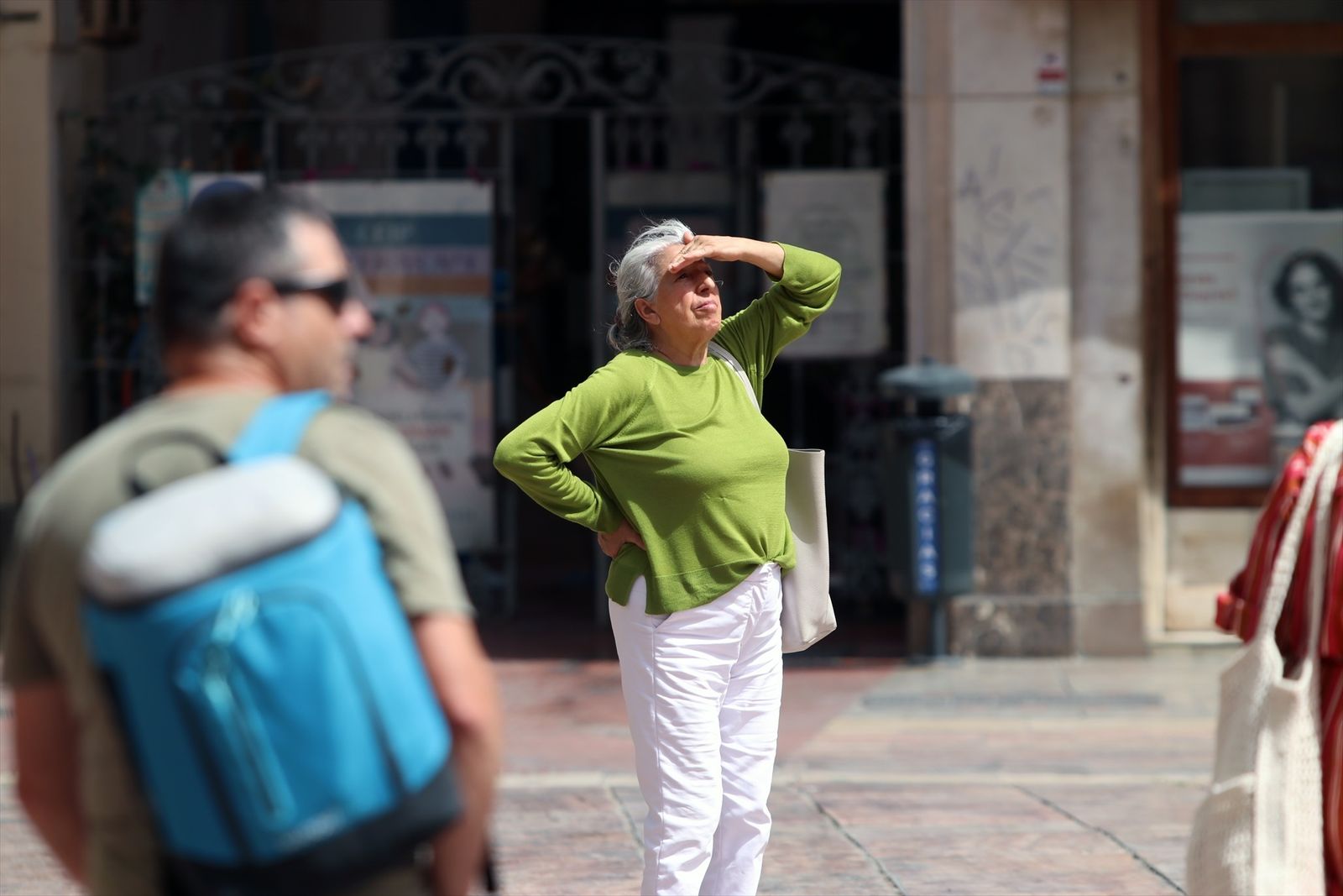 Viandantes soportan las altas temperaturas por las calles de Málaga