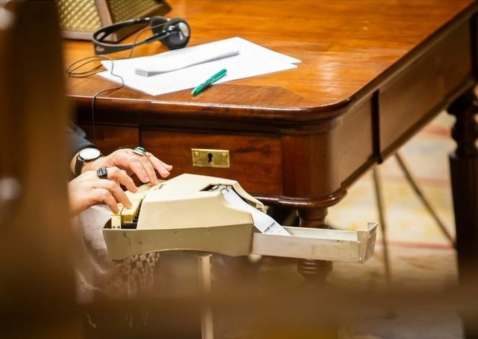 ¿Qué necesitas para trabajar como taquígrafo en el parlamento?