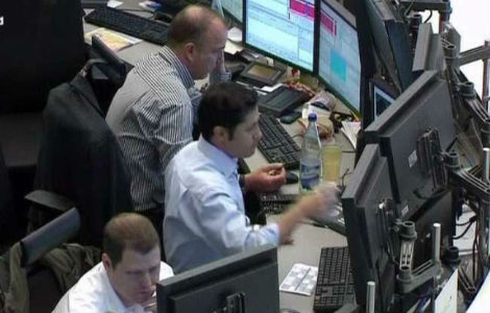 La prima sube en la apertura a 415 puntos antes de la subasta de 4.500 millones