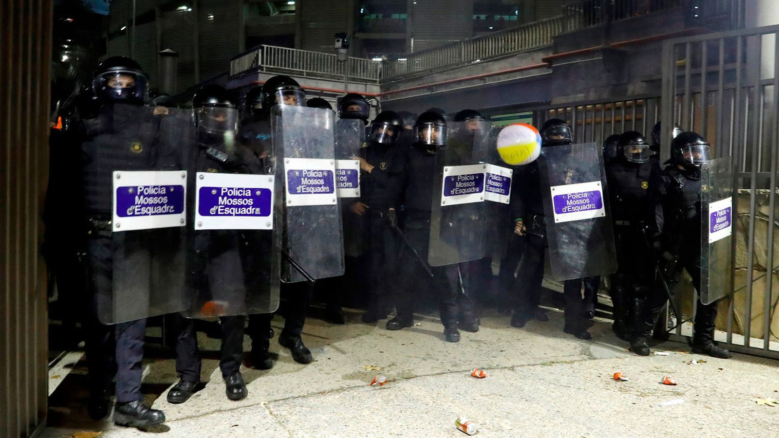 Los Mossos de Esquadra junto a los manifestantes durante los incidentes en los aledaños del Camp Nou