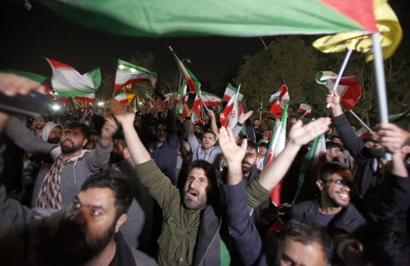 Iraníes celebran el ataque con drones y misiles a Israel