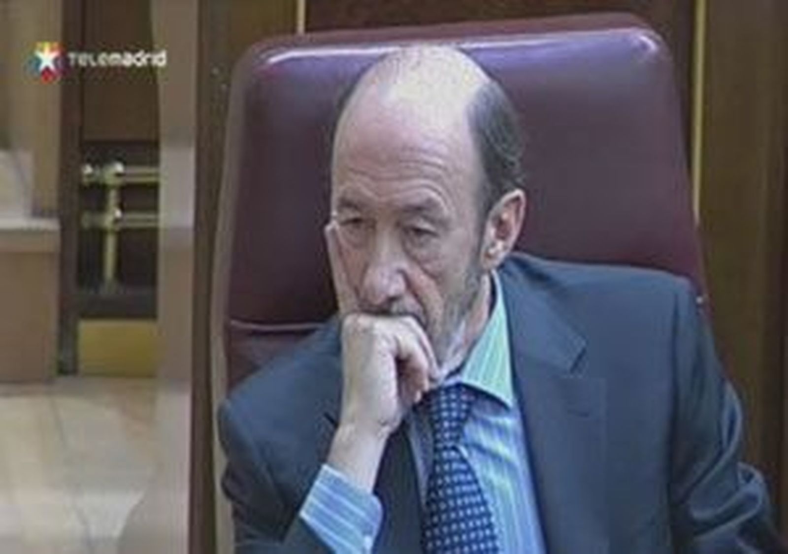 Rubalcaba descarta el referéndum e invita a los compañeros críticos a leerse el acuerdo