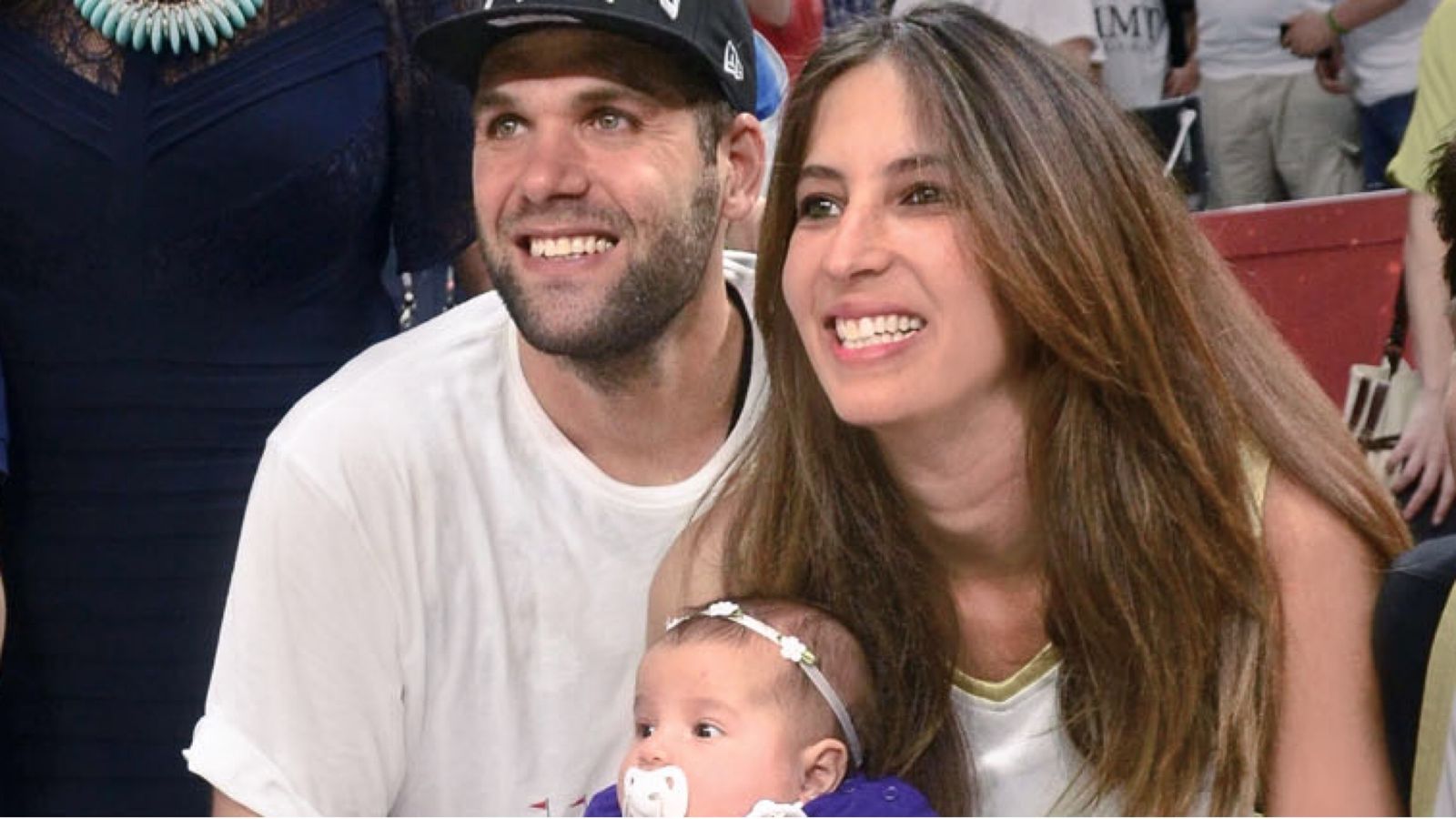 Felipe Reyes con su mujer y su hijo