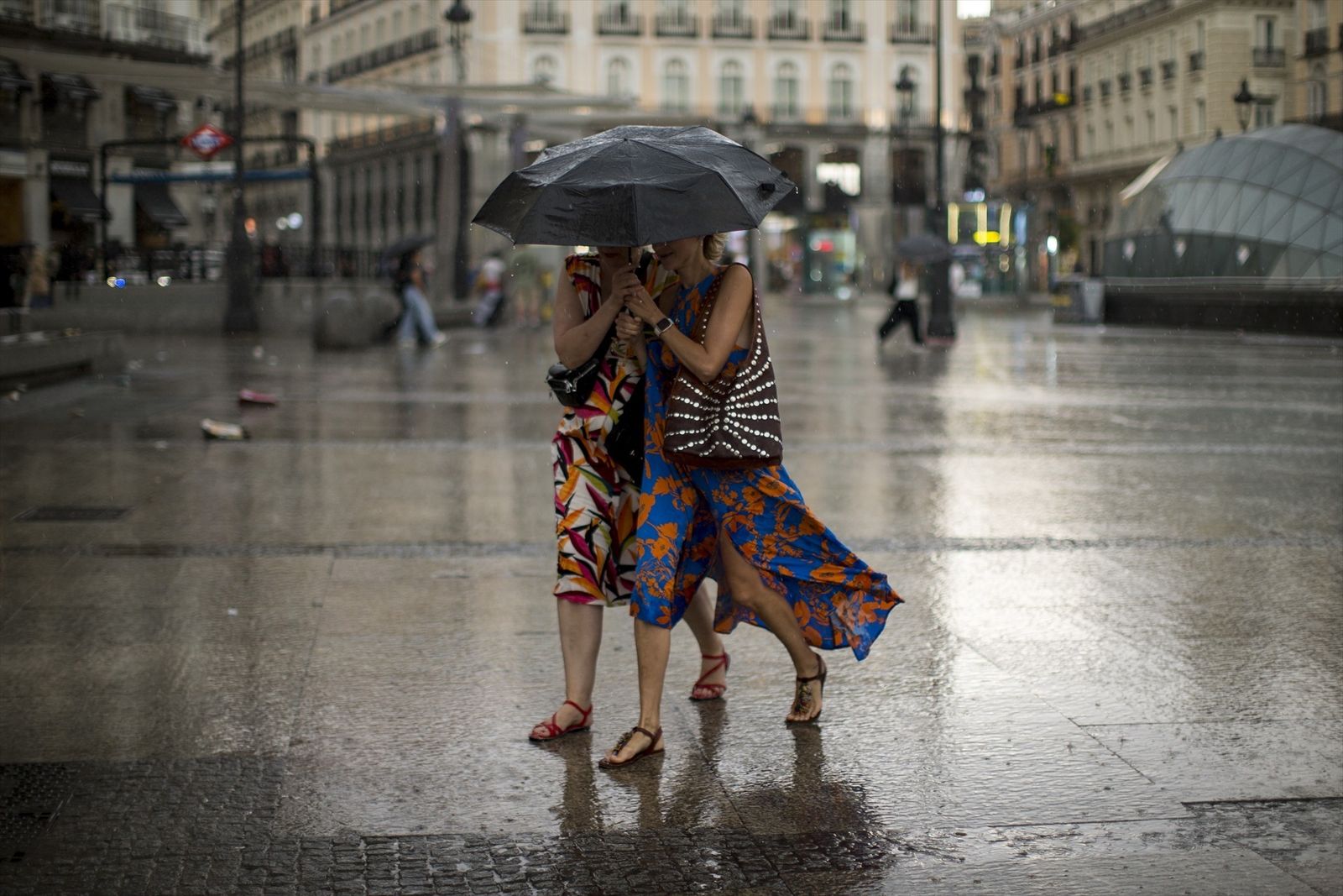 Dos mujeres con paraguas en Madrid