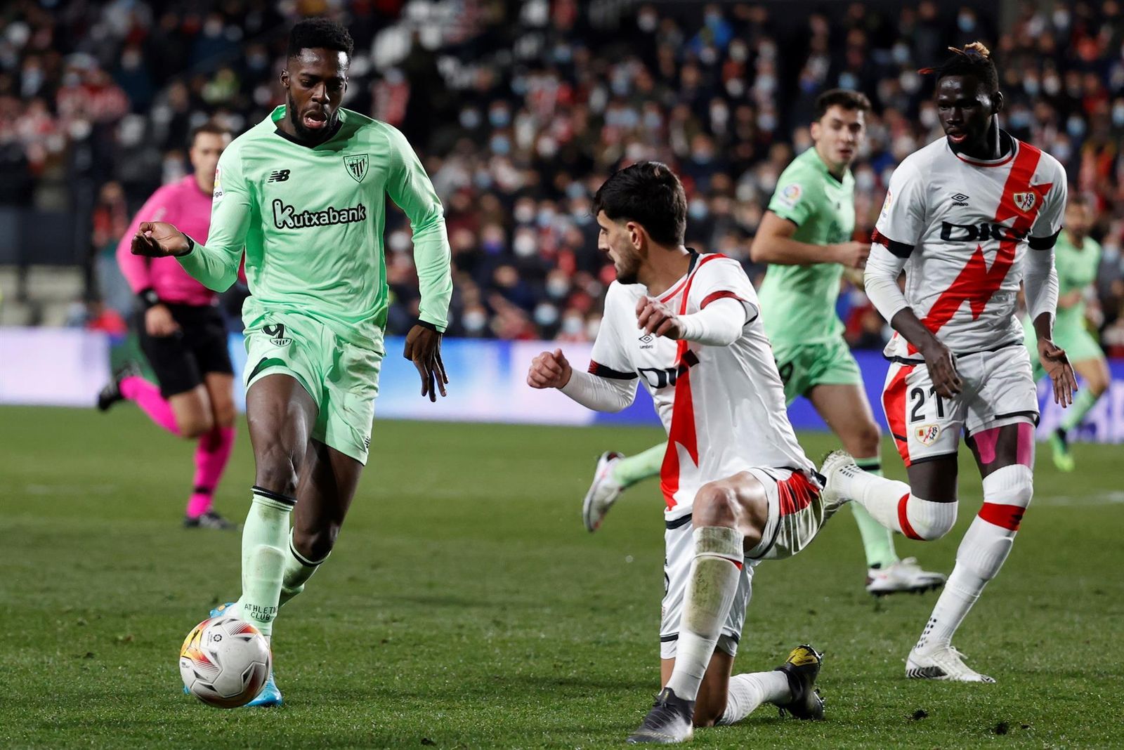 El defensa del Rayo Vallecano Alejandro Catena, y el delantero del Athletic Club de Bilbao Iñaki Williams