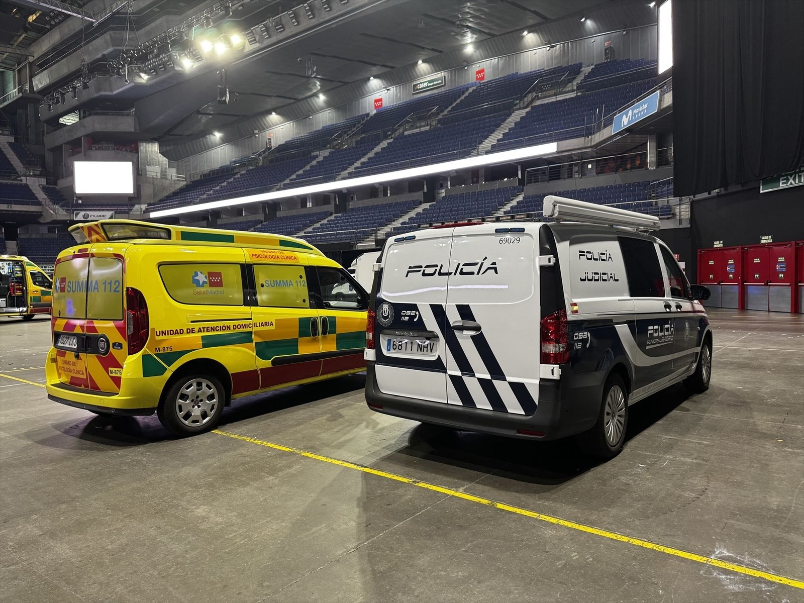 Ambulancia del SUMMA 112 y furgón de Policía Municipal de Madrid tras un accidente laboral en el Movistar Arena