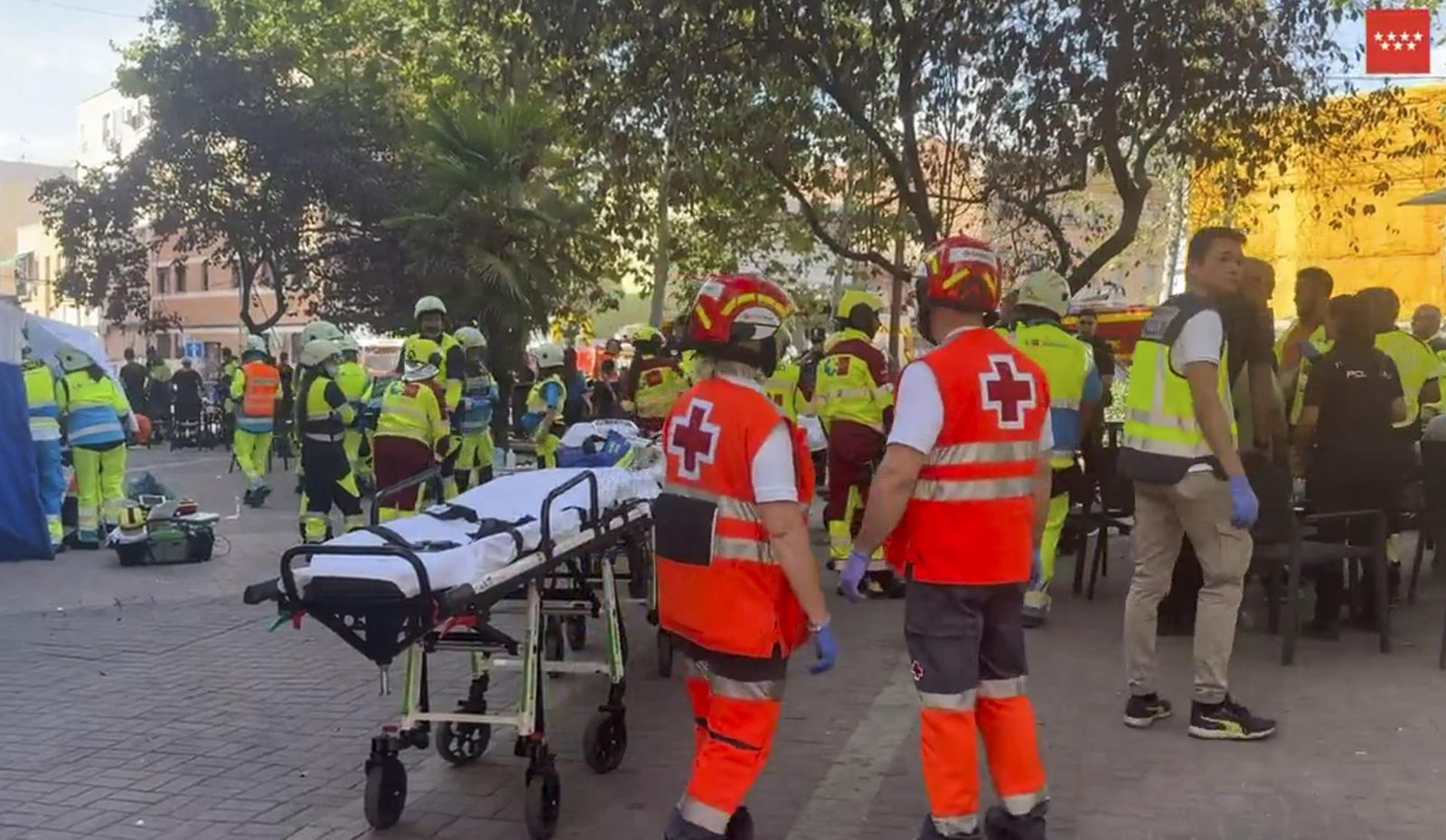 Sanitarios en el lugar de la explosión de gas en un bar de Vallecas