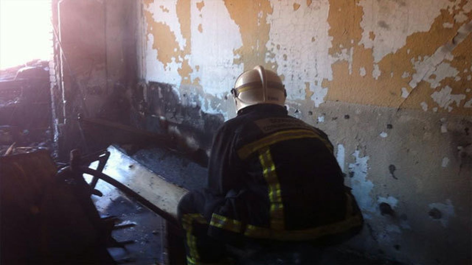 Bomberos en el piso incendiado